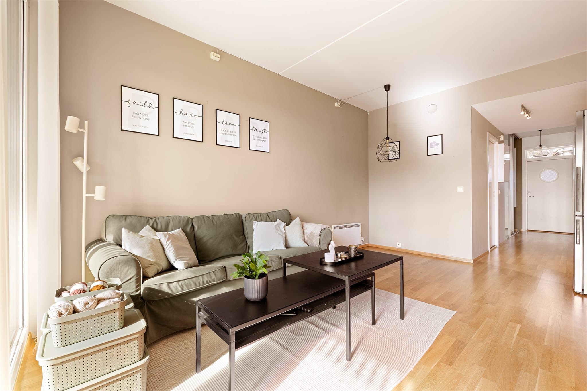 Det er plass til både sofagruppe og en mindre spisegruppe i stuen.