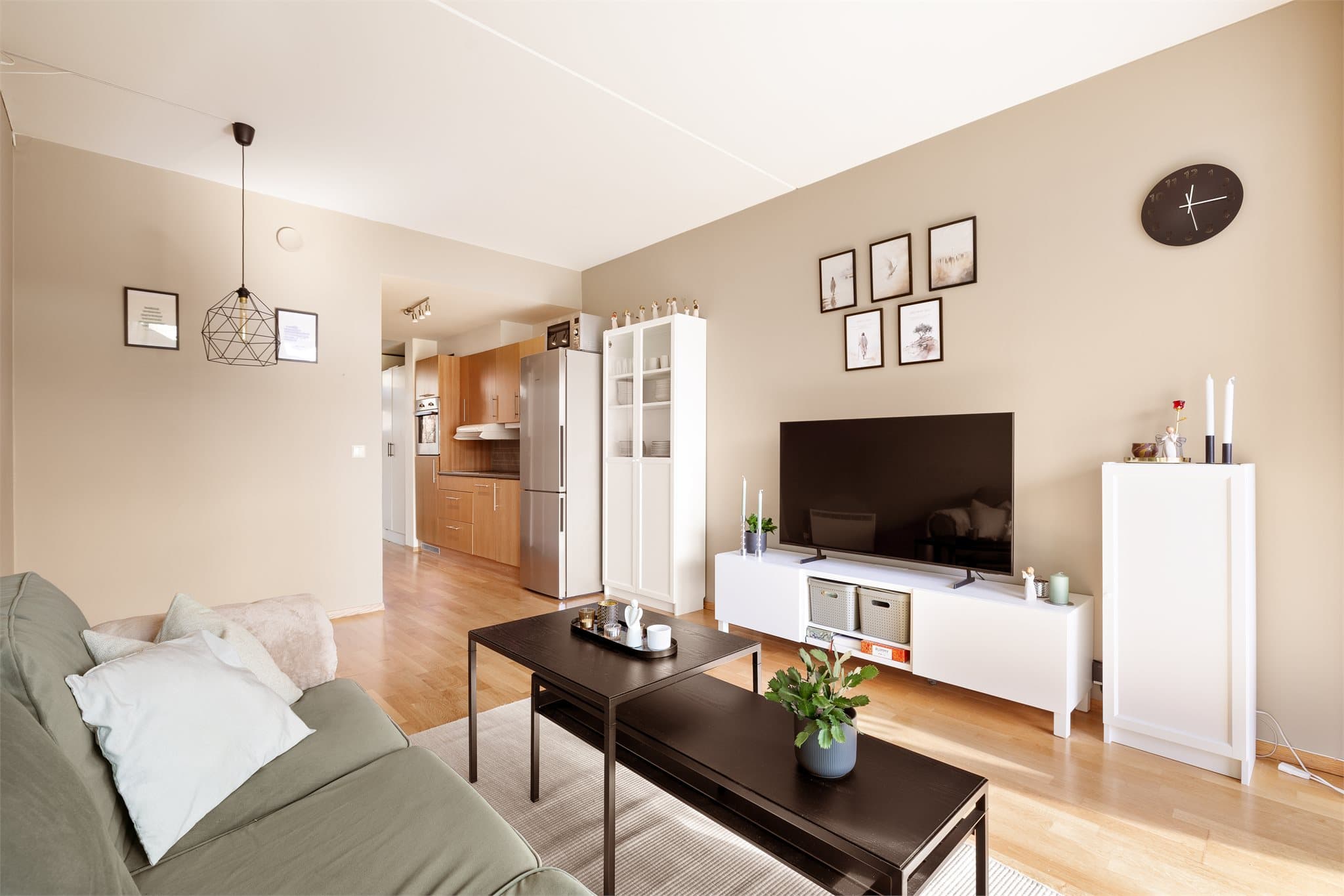 Stue og kjøkken henger naturlig sammen i en åpen løsning som gir god romfølelse.