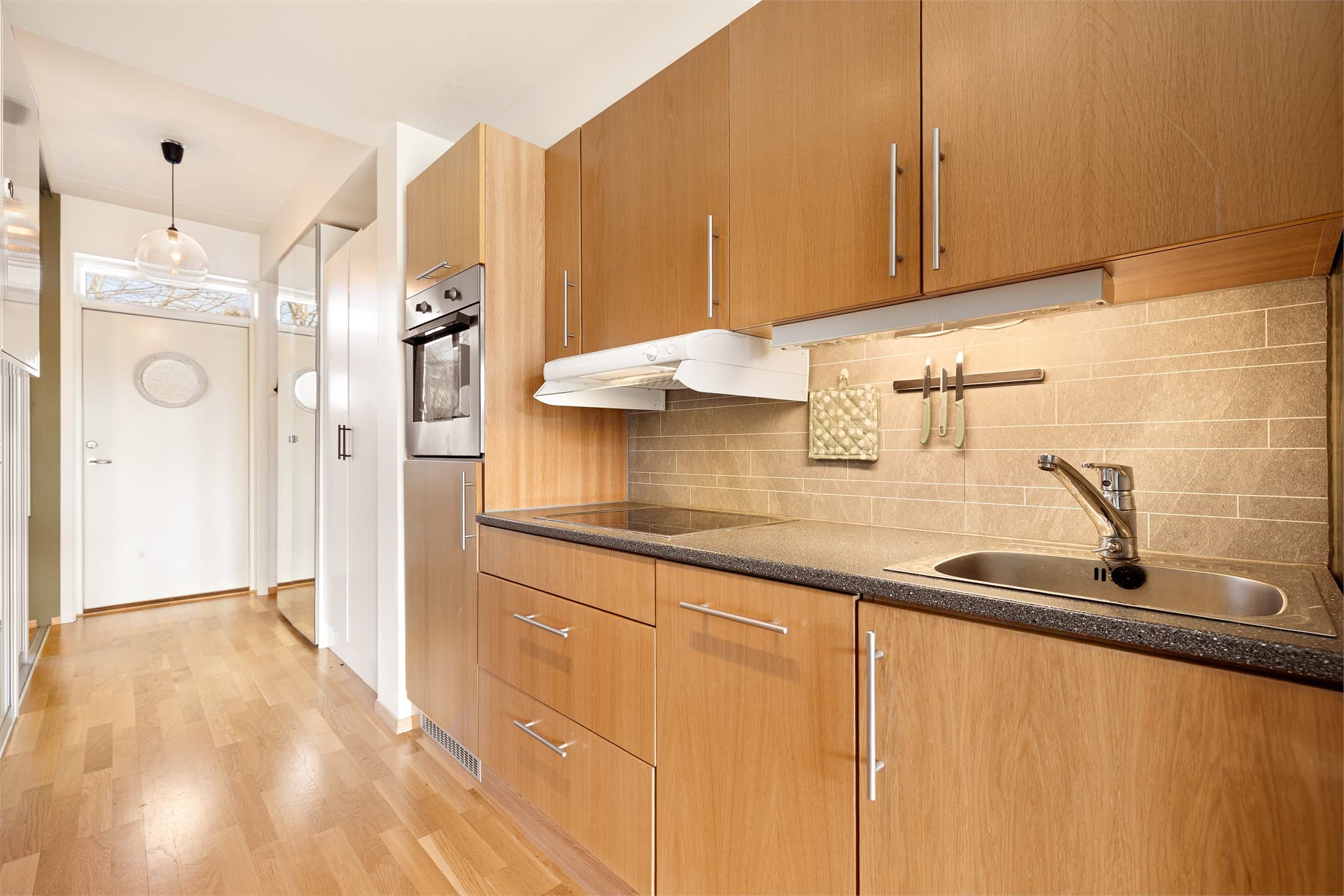 Kjøkkenet er tidløst med trefarget overflate som skaper et stilrent uttrykk.