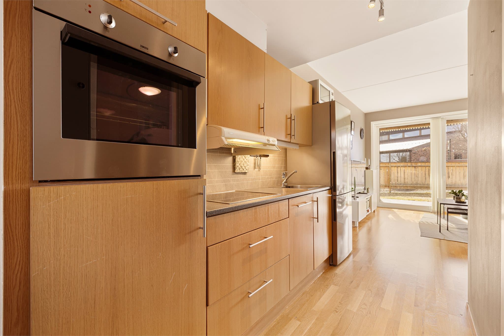 Kjøkkenet er utstyrt med integrert stekeovn, platetopp og oppvaskmaskin.