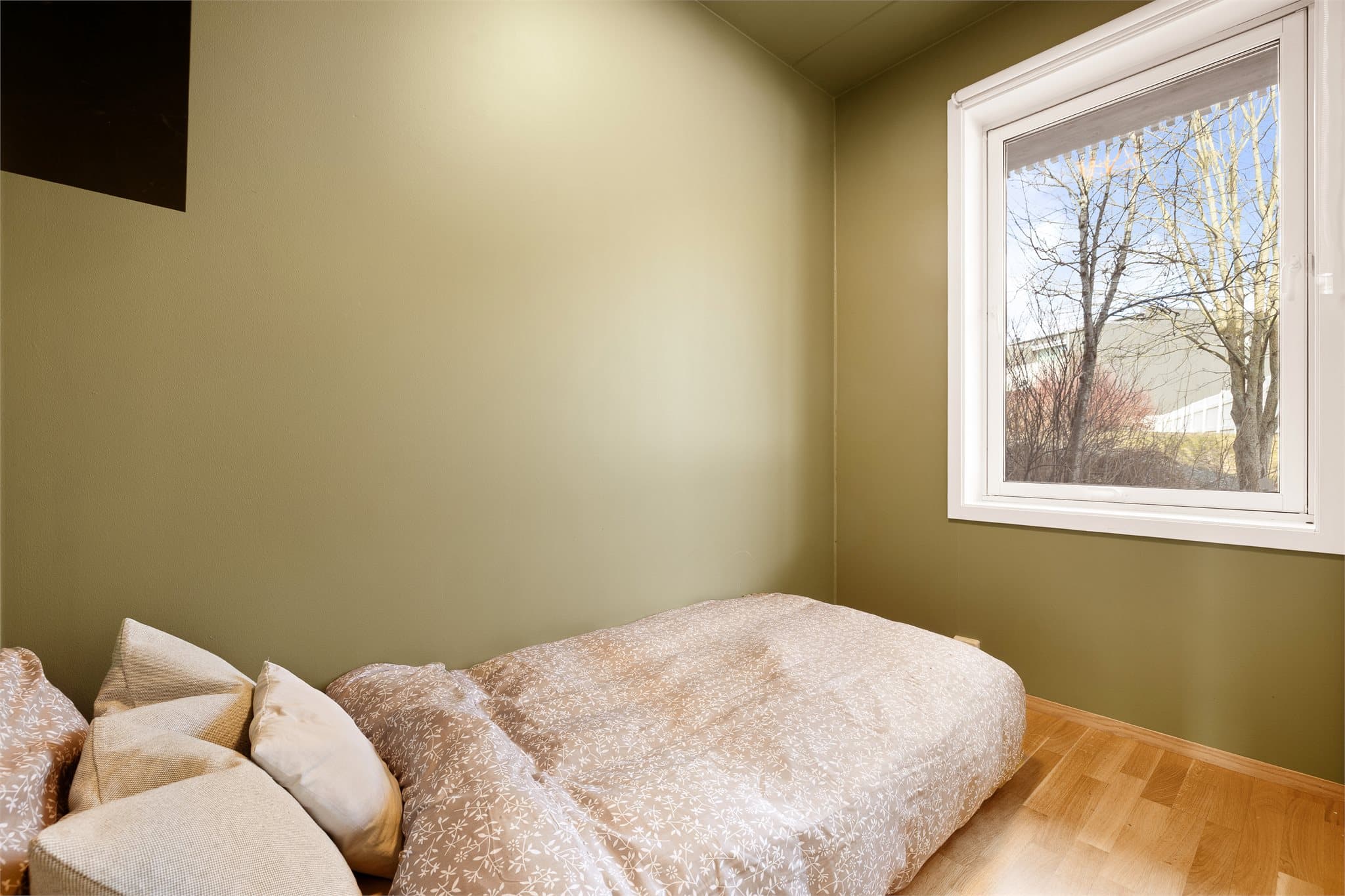 Den store vindusflaten sørger for godt med lysinnslipp til sovealkoven.