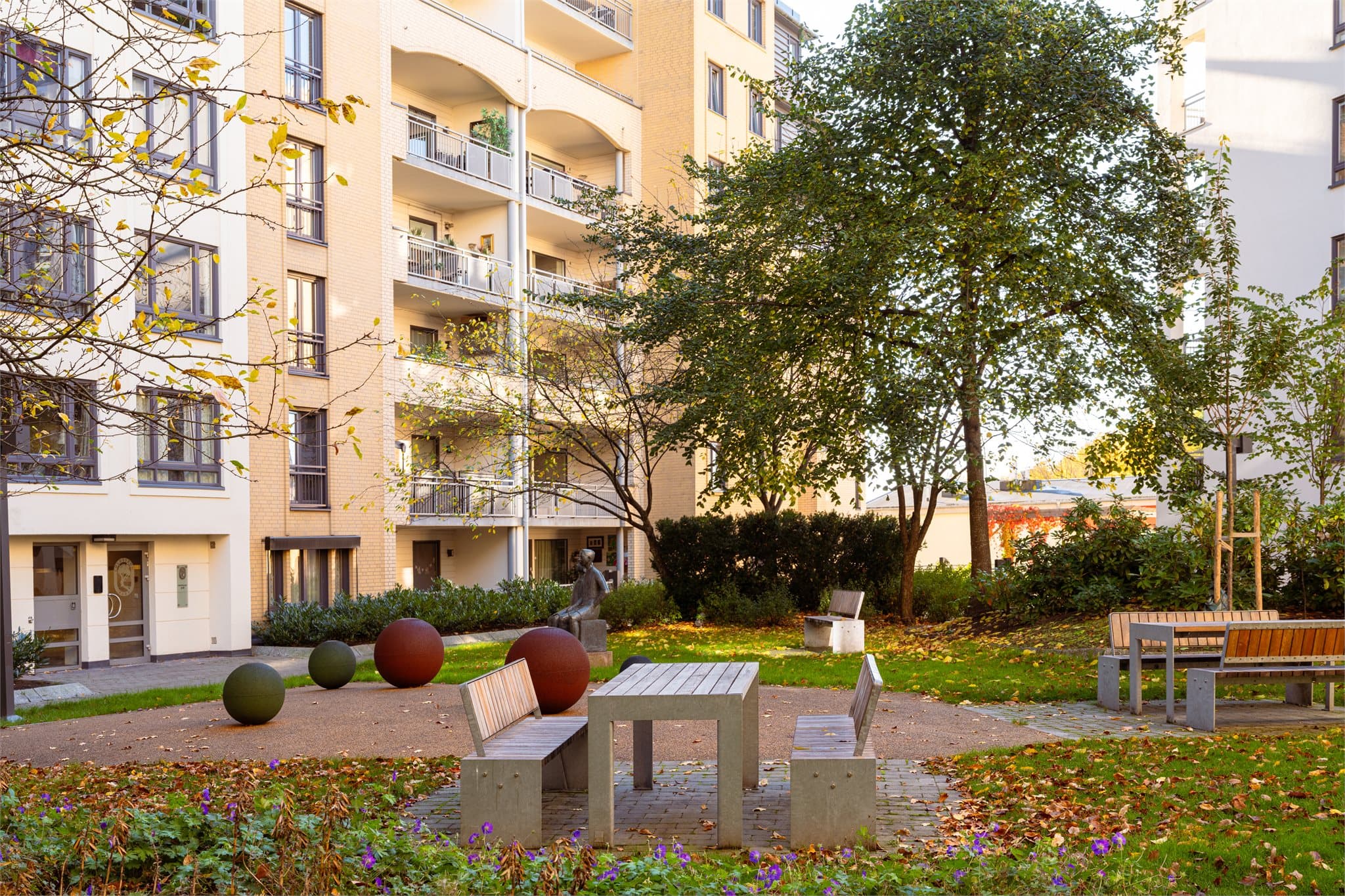 I det indre gårdsrommet finner man et opparbeidedet fellesarealer med plen, betongheller, beplantning, busker og trær som gir et lunt og innbydende miljø.