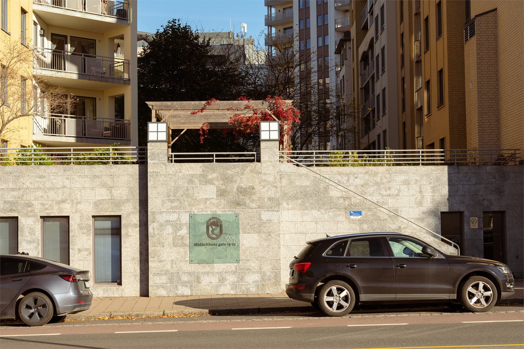 Gårdsrommet ligget et nivå over gateplan, noe som gjør den skjermet for trafikk.