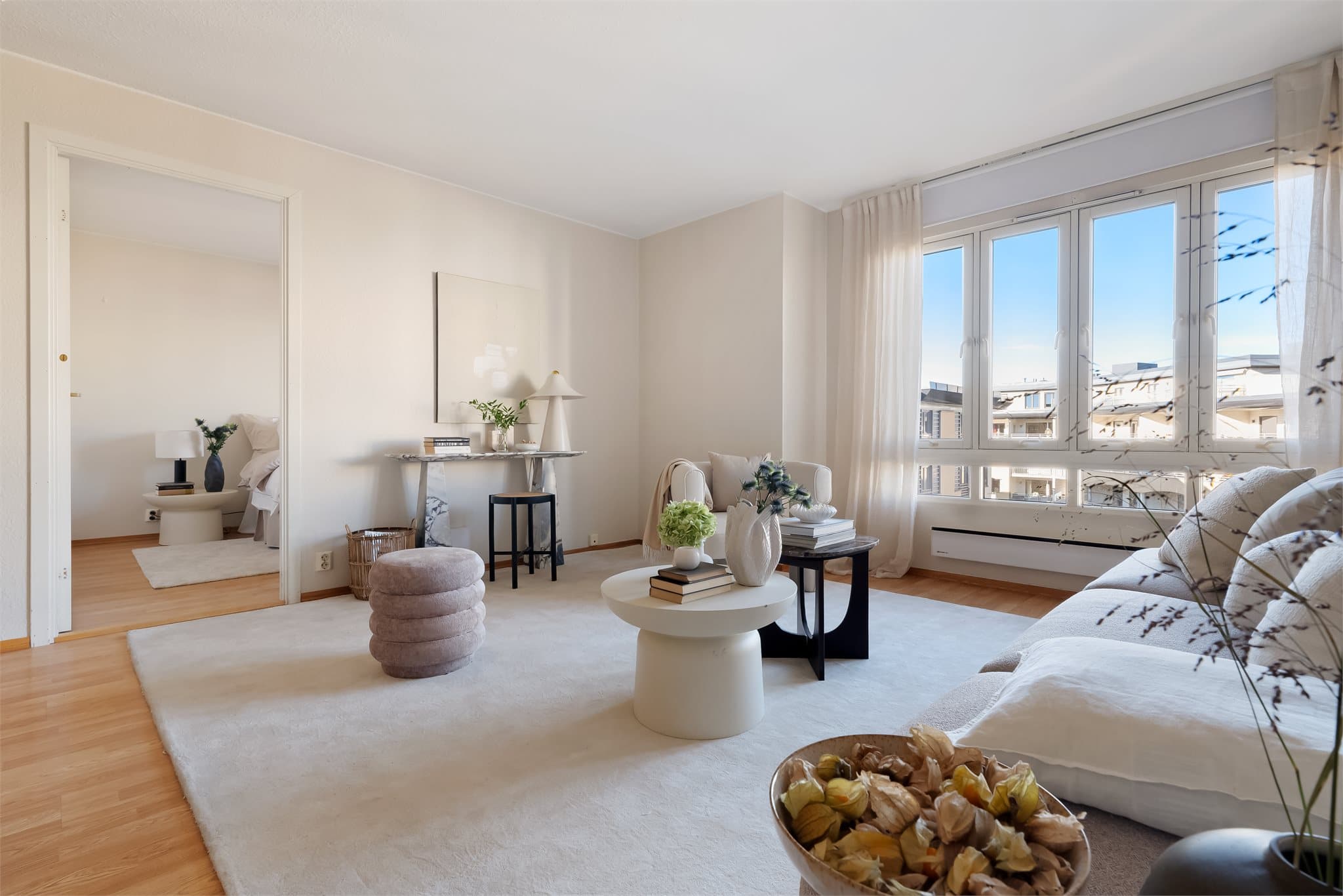 Her er det god plass til både sofagruppe og TV-møblement, med fleksible møbleringsmuligheter som gjør det enkelt å utnytte rommet effektivt.