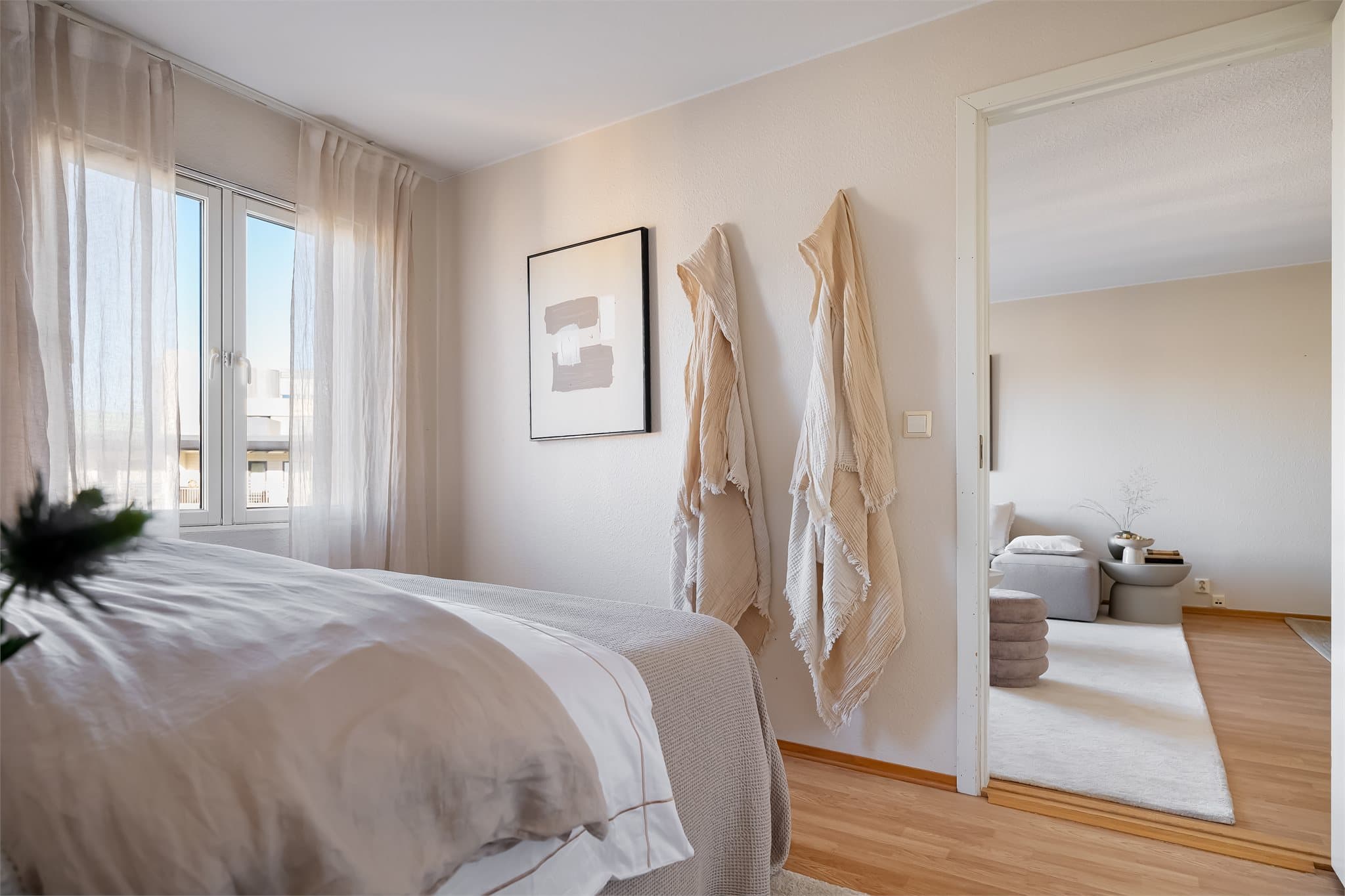 Oppvarming skjer via original panelovn.