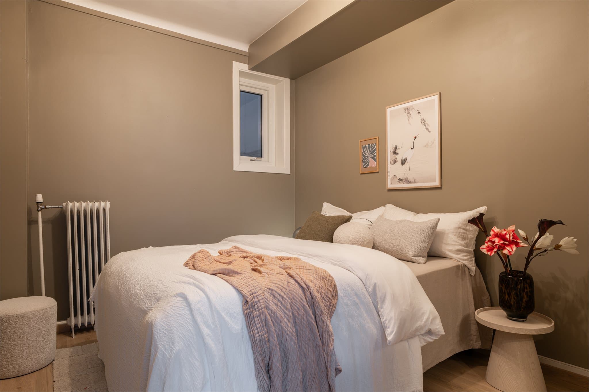 Soverommet fremstår som lunt og innbydende.