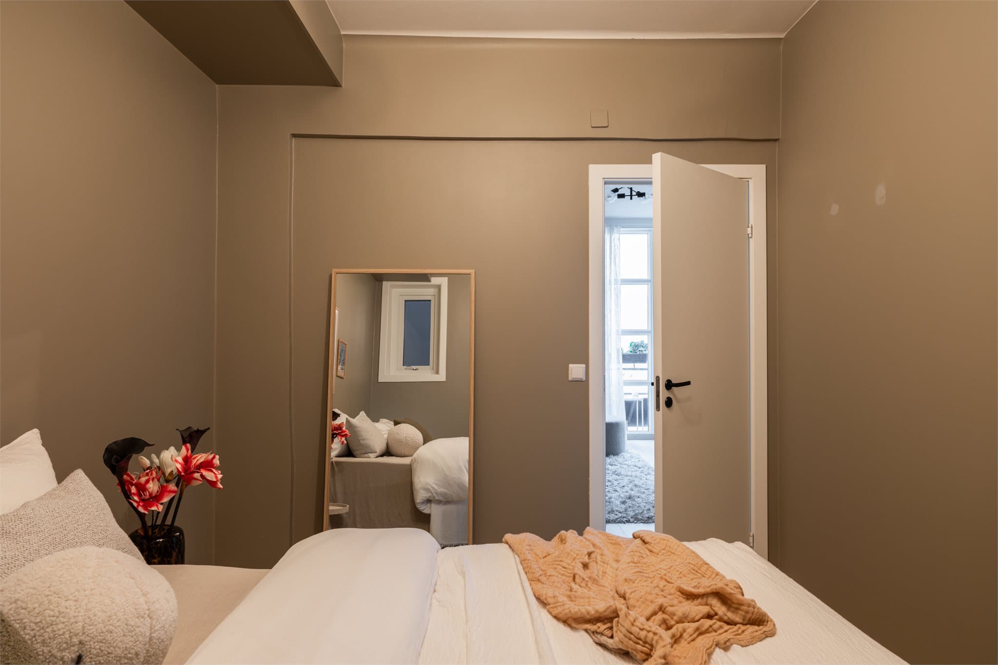 Mulighet for garderobeskap, liten arbeidsplass eller andre møbler ved behov.