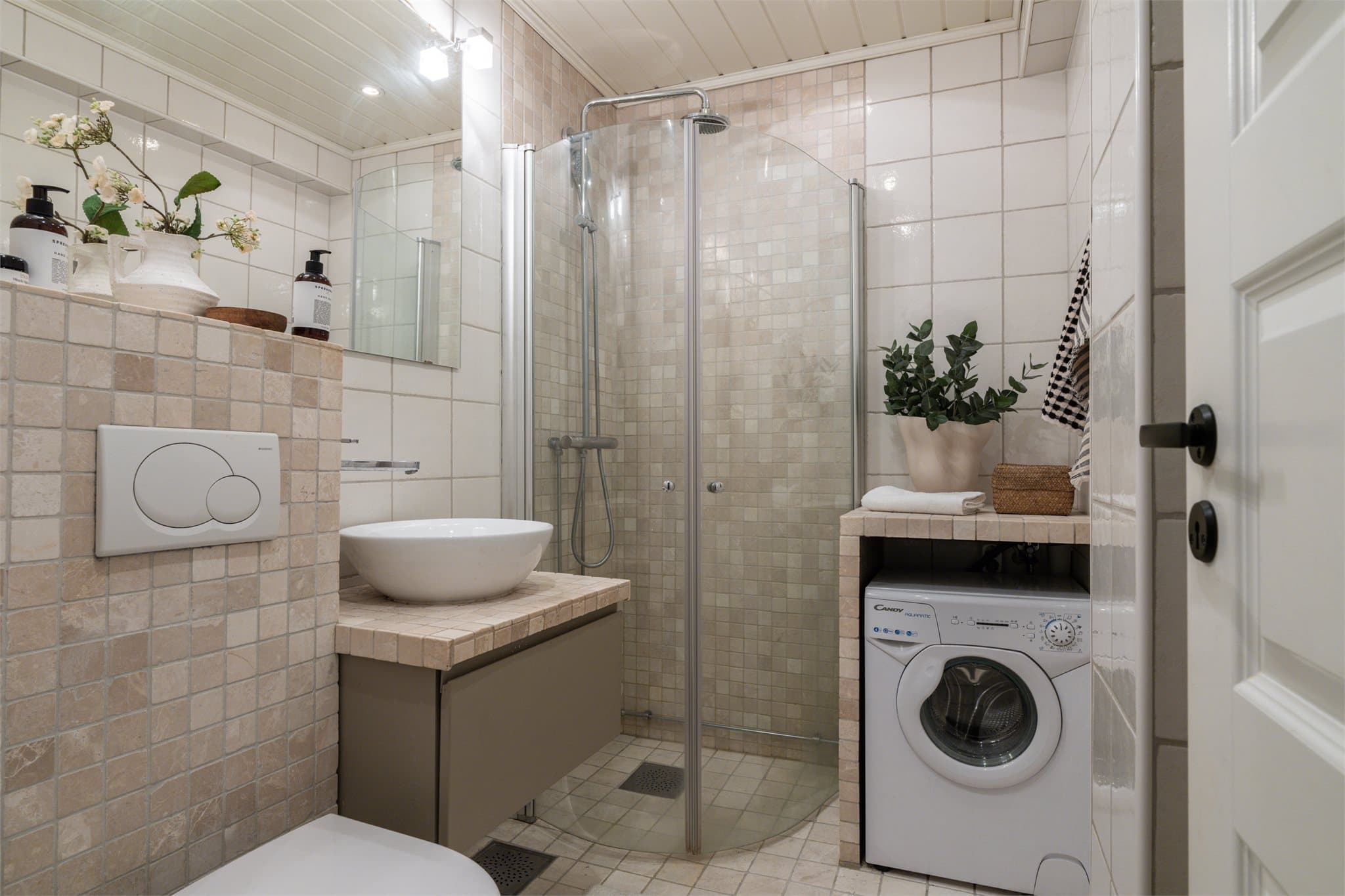 Lekkert og tidløst bad med flislagte overflater.