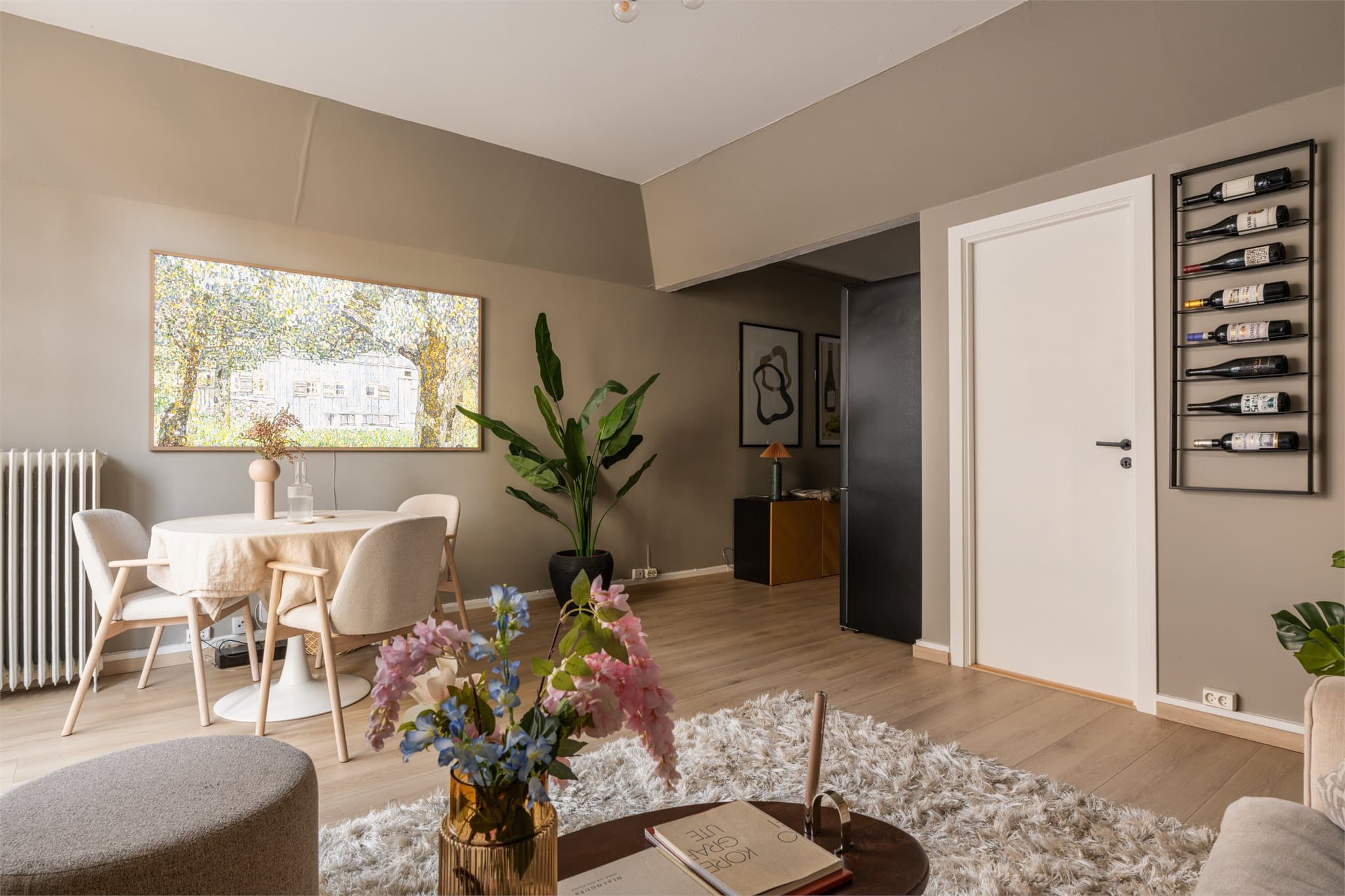 Boligen har et gjennomført, og rolig fargepalett som gir et lunt preg.