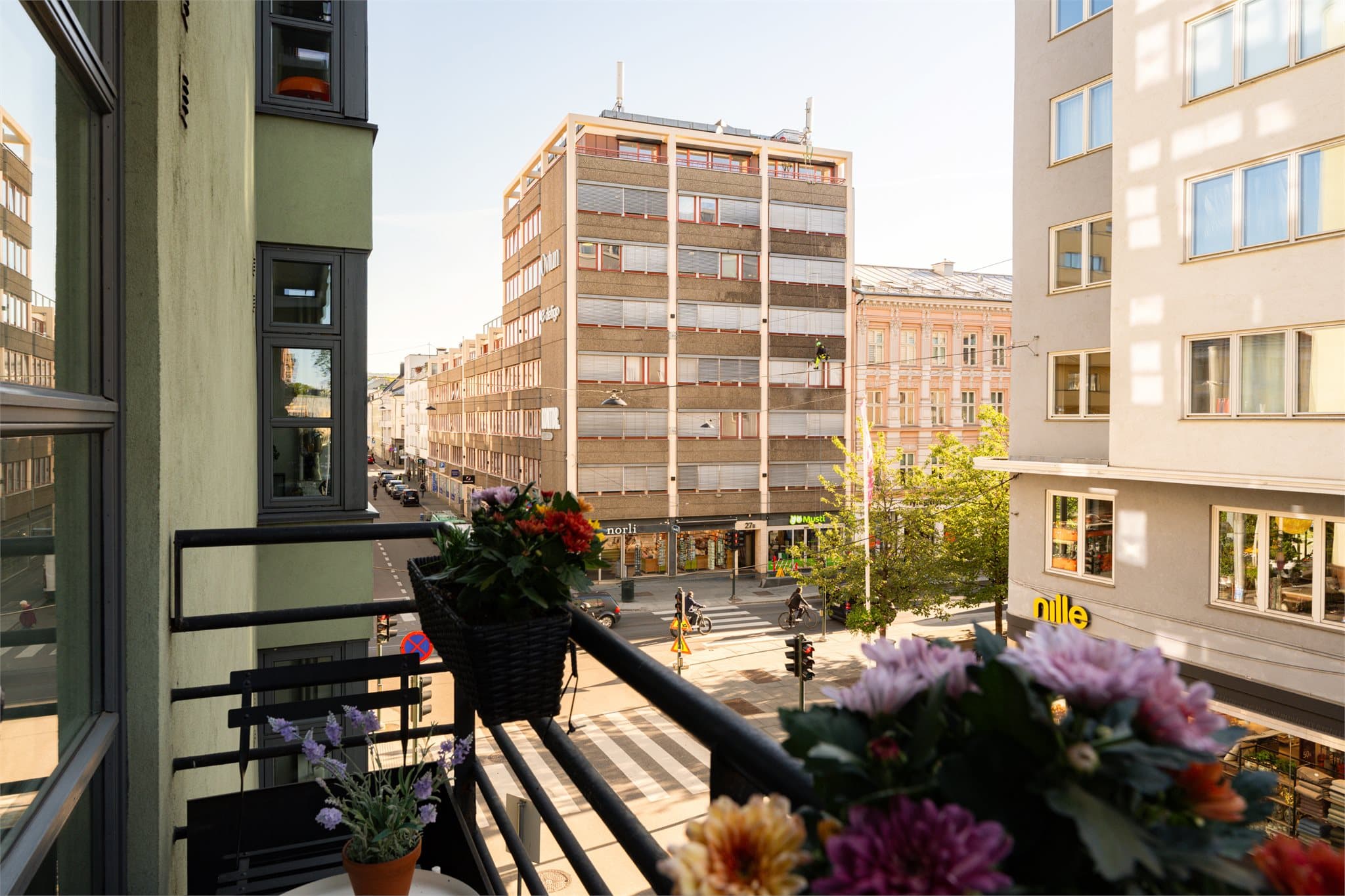 Umiddelbar nærhet til Bogstadveien med et rikt utvalg av servicetilbud og fasiliteter.