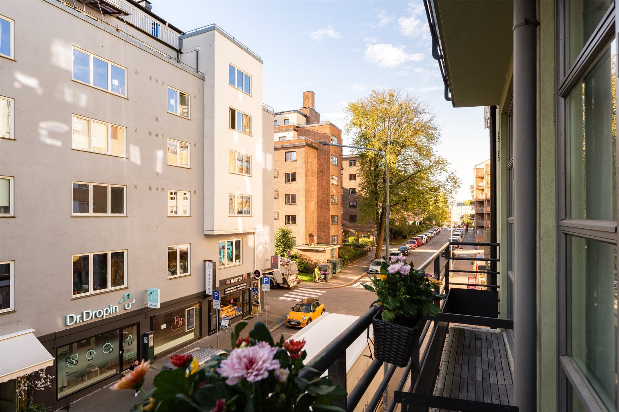 Dette er en lys og luftig 2-roms med balkong og felles, solrik takterrasse m/ flott utsikt!