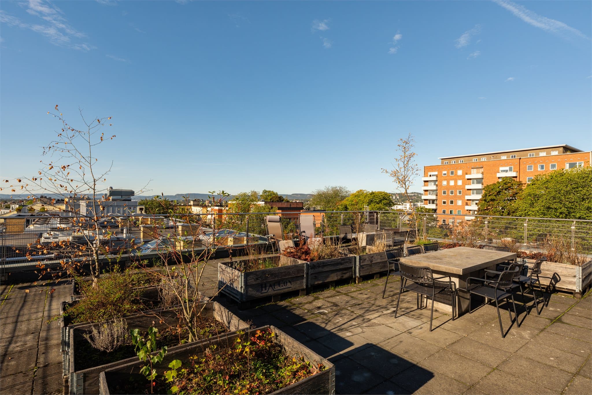 Solrik uteplass, perfekt for sosiale sammenkomster og avslapning.