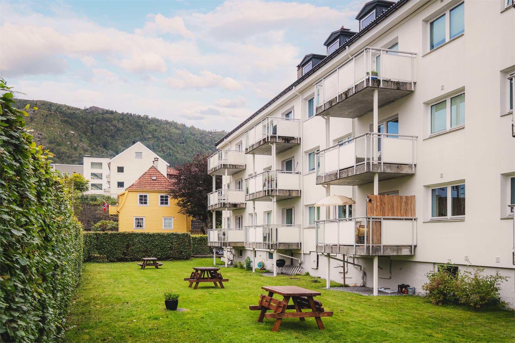 - Borettslagets private hage er perfekt for solfylte sommerdager, med adgang til felles grill og utemøbler -