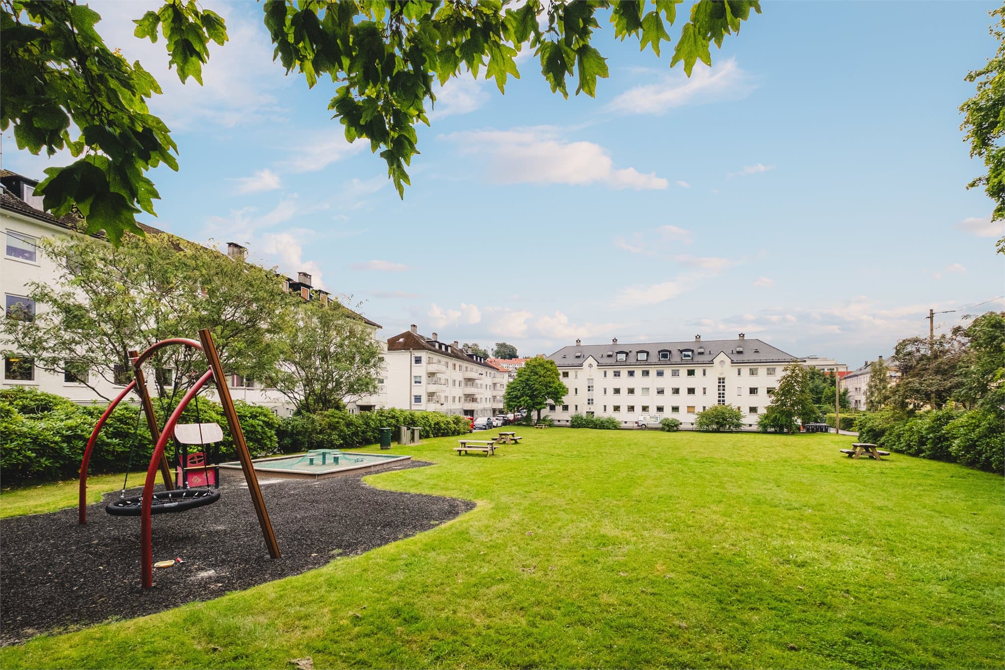 - Parkområde like ved borettslaget byr på lekeplass, benker og en stor, flott gressplen -