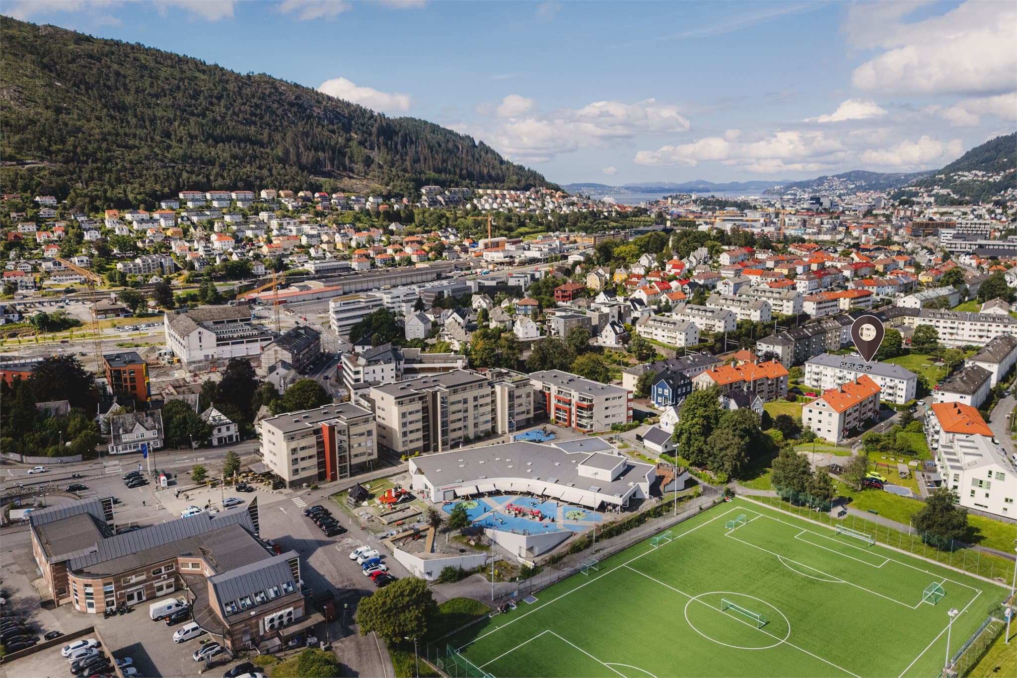 - Bo sentralt, med kort gangavstand til barnehager, skoler, dagligvarebutikker og ytterlige servicetilbud -