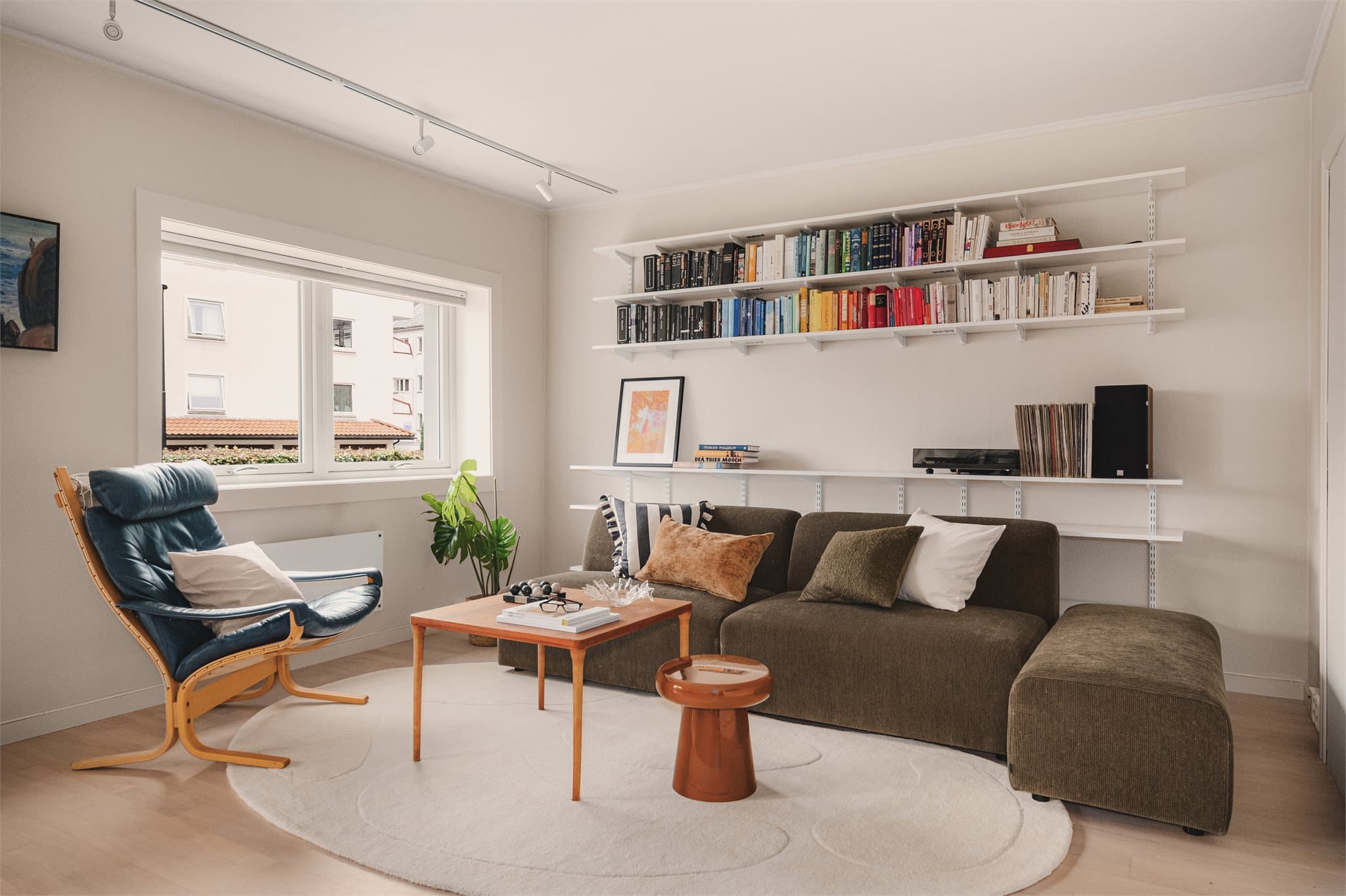 - Stuen måler 23,8m² og gir rom for sofa og spisegruppe i hver sin naturlige sone -