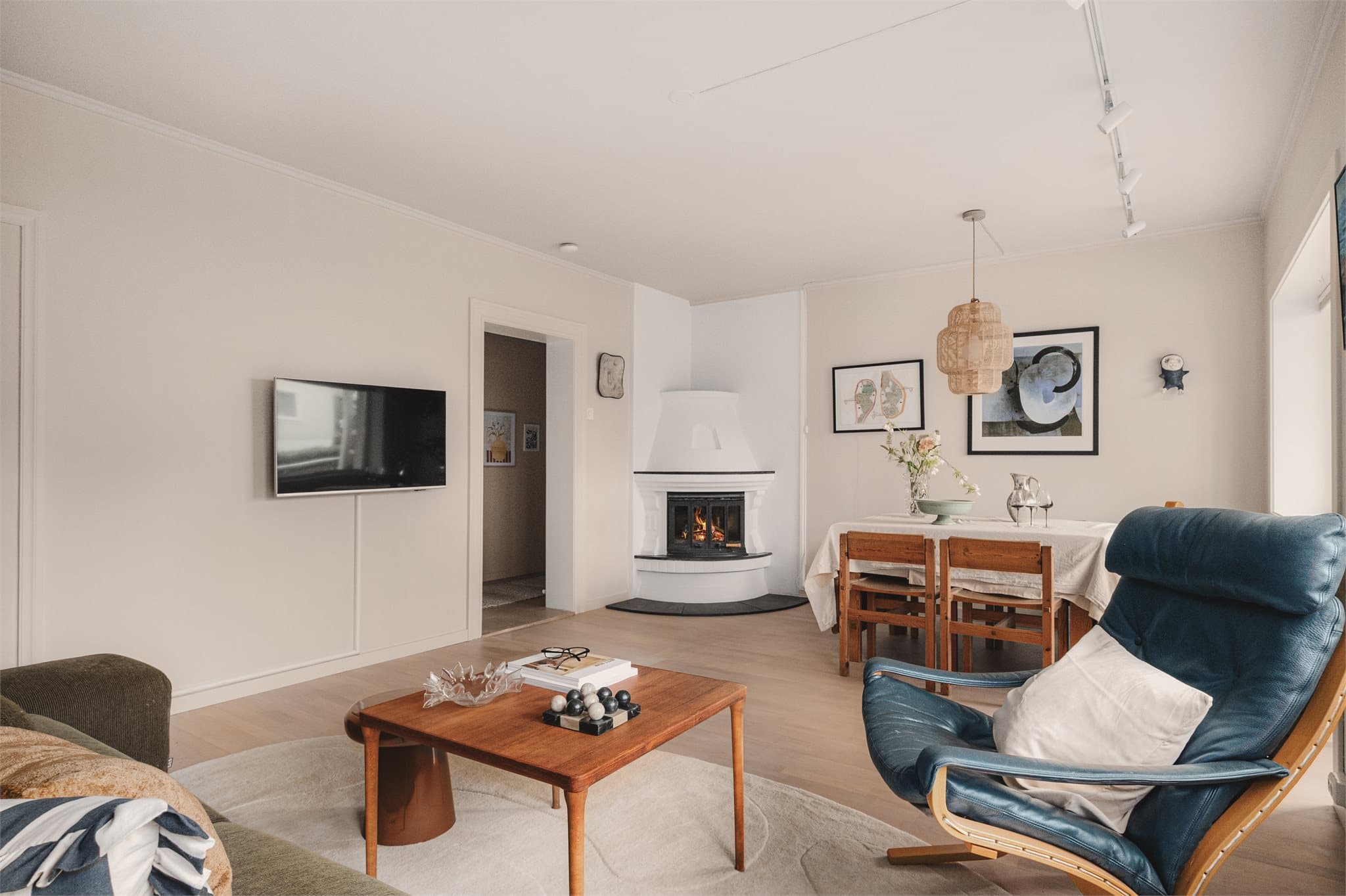 - Boligen har et totalt BRA-i på 75m² og inneholder entré/gang, mellomgang, stue, kjøkken, bad og 2 soverom -