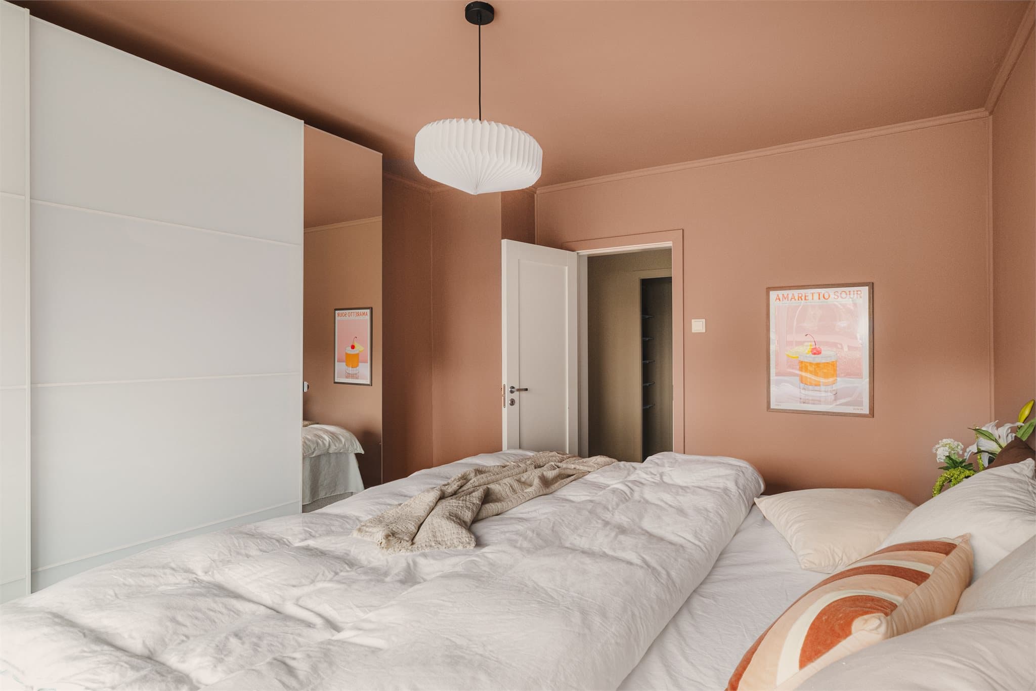 - Soverommet måler 12,9m² og gir rom for seng i ønsket størrelse med tilhørende møblement -
