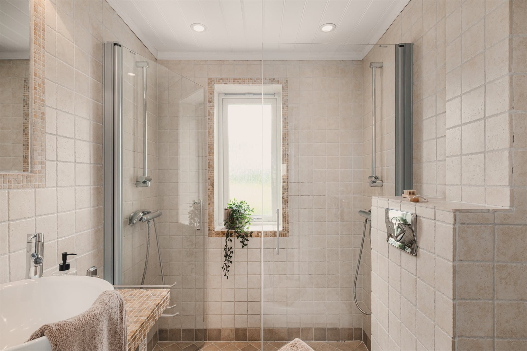 - Badet har keramiske fliser på gulv/vegger og malt panel m/spotlights i himling. 2 dusjer! -