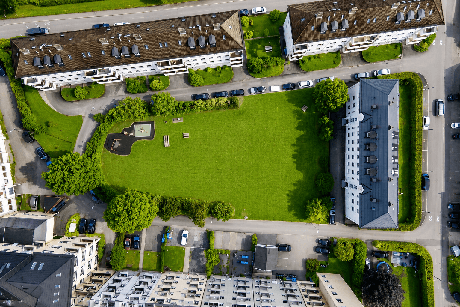 - Hyggelig felles hage på altansiden, supplert av en flott offentlig park på motsatt side -