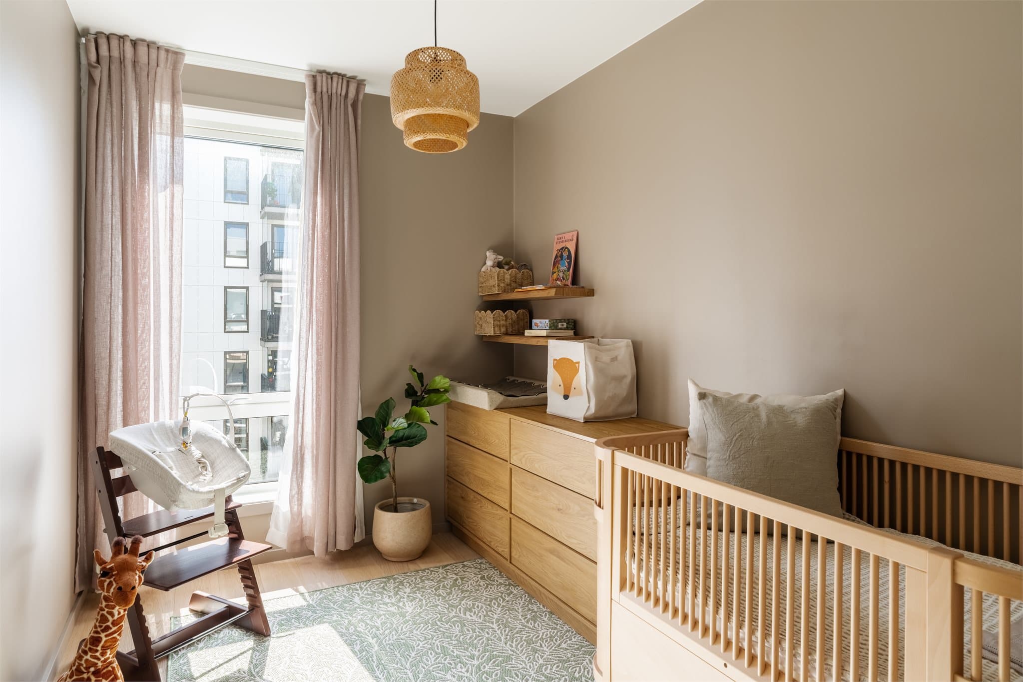 Et lyst og trivelig soverom med god plass til seng, garderobe og øvrig møblement.