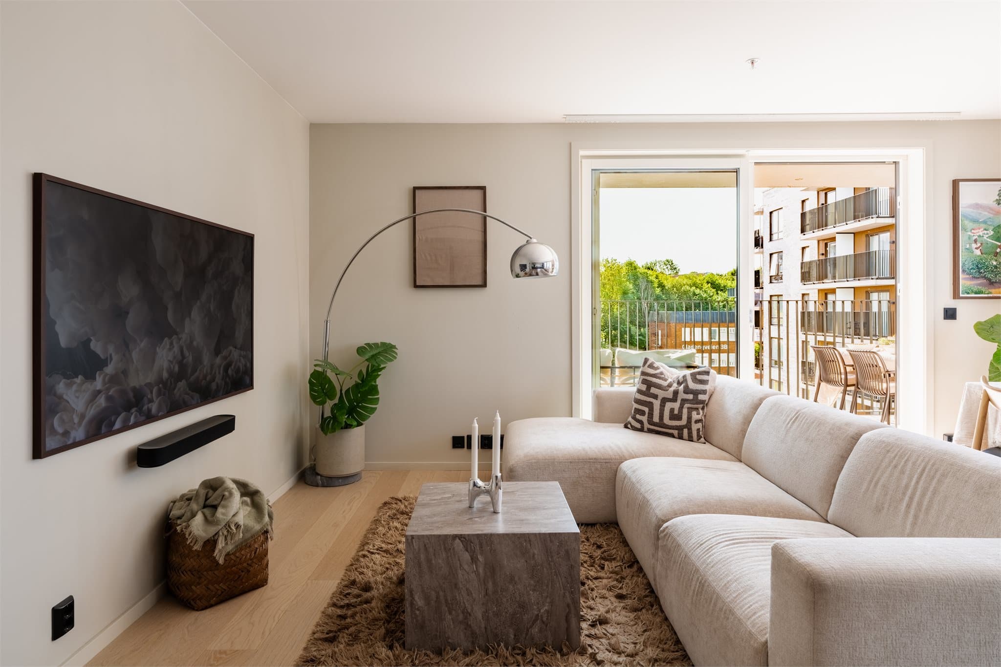 Velegnet plass til sofagruppe med TV på veggen.