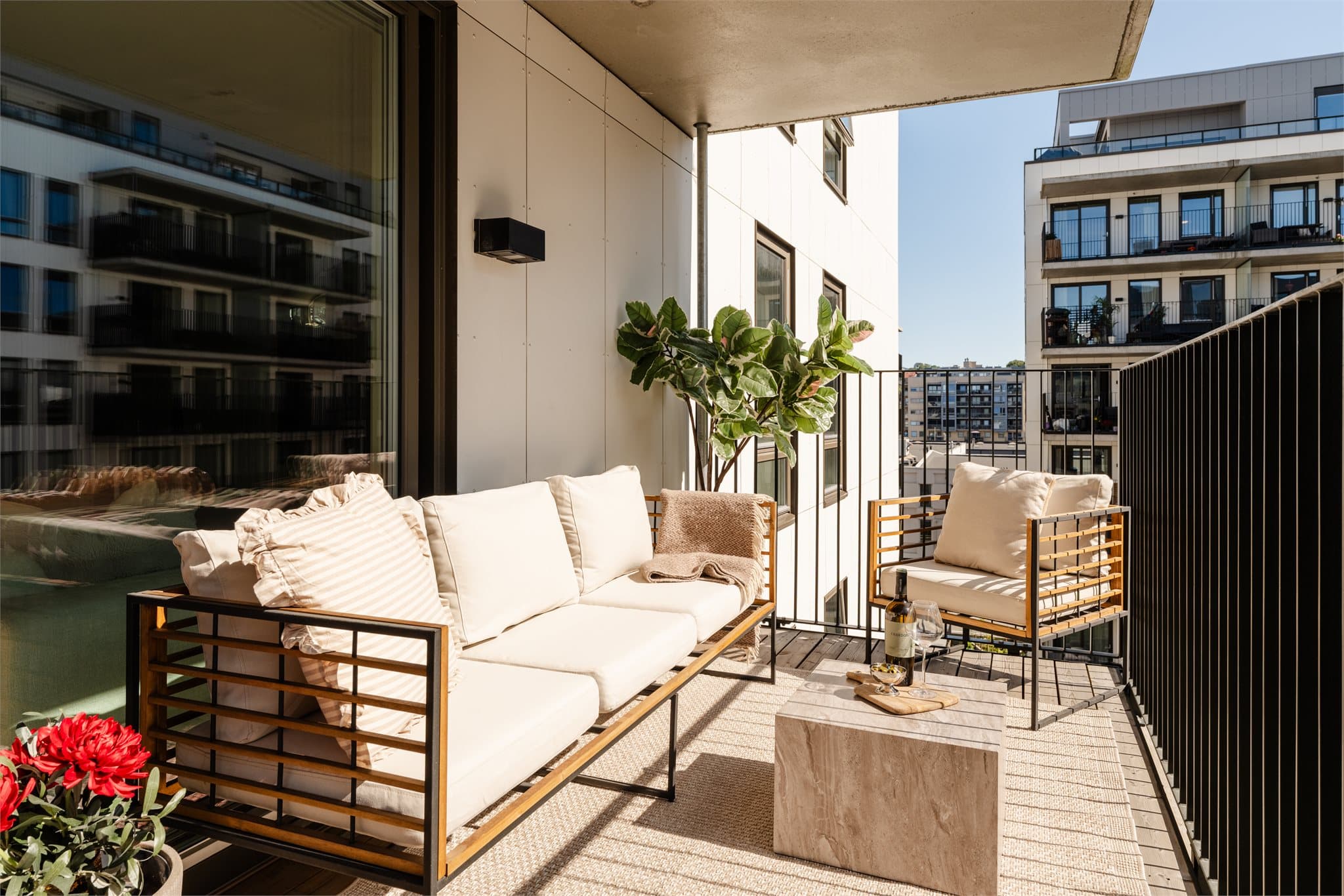 Balkongen har også plass til en komfortabel sofakrok, perfekt for avslappende stunder i solen.
