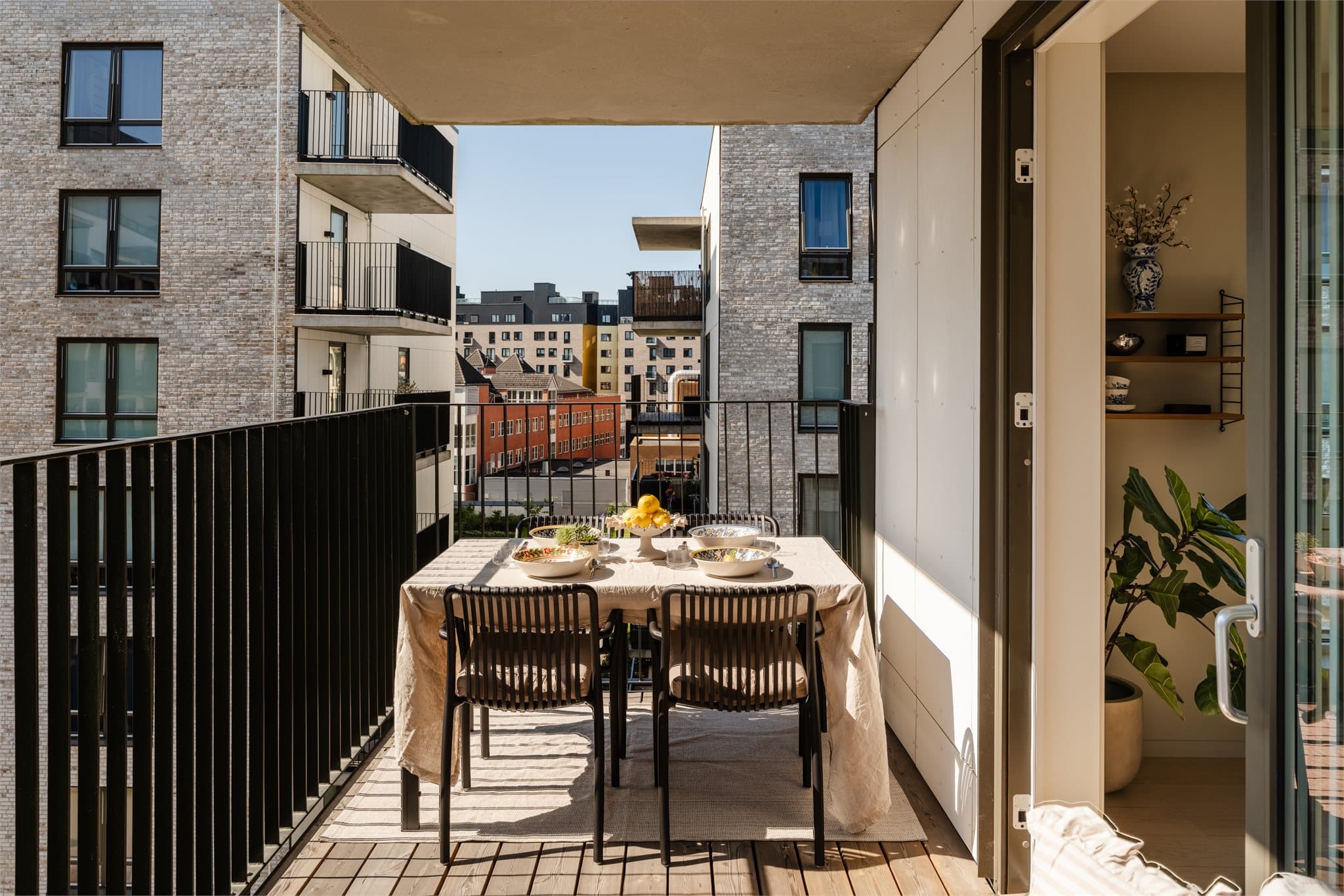 Her er det god plass til å samle gjester rundt spisebordet og nyte lange frokoster og sommermiddager utendørs.