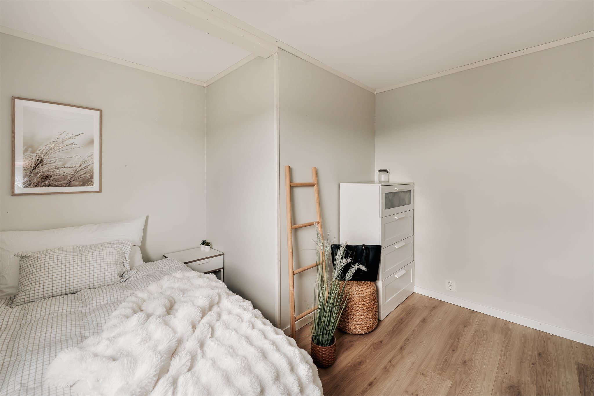 Rommene fremstår som lyse og innbydende, med gode møbleringsmuligheter.