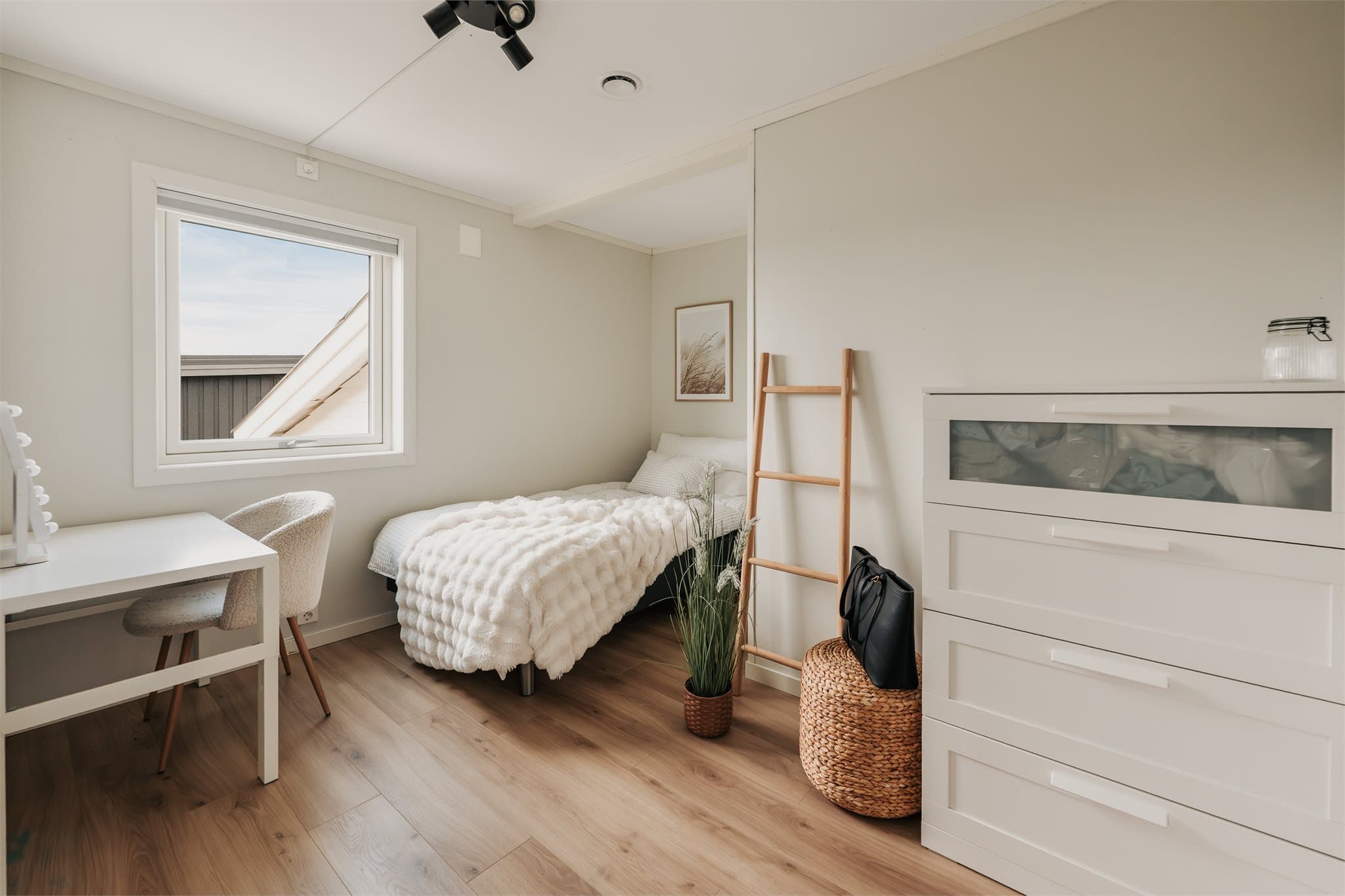 Soverom 2 har god plass til seng, skrivepult og kommode.