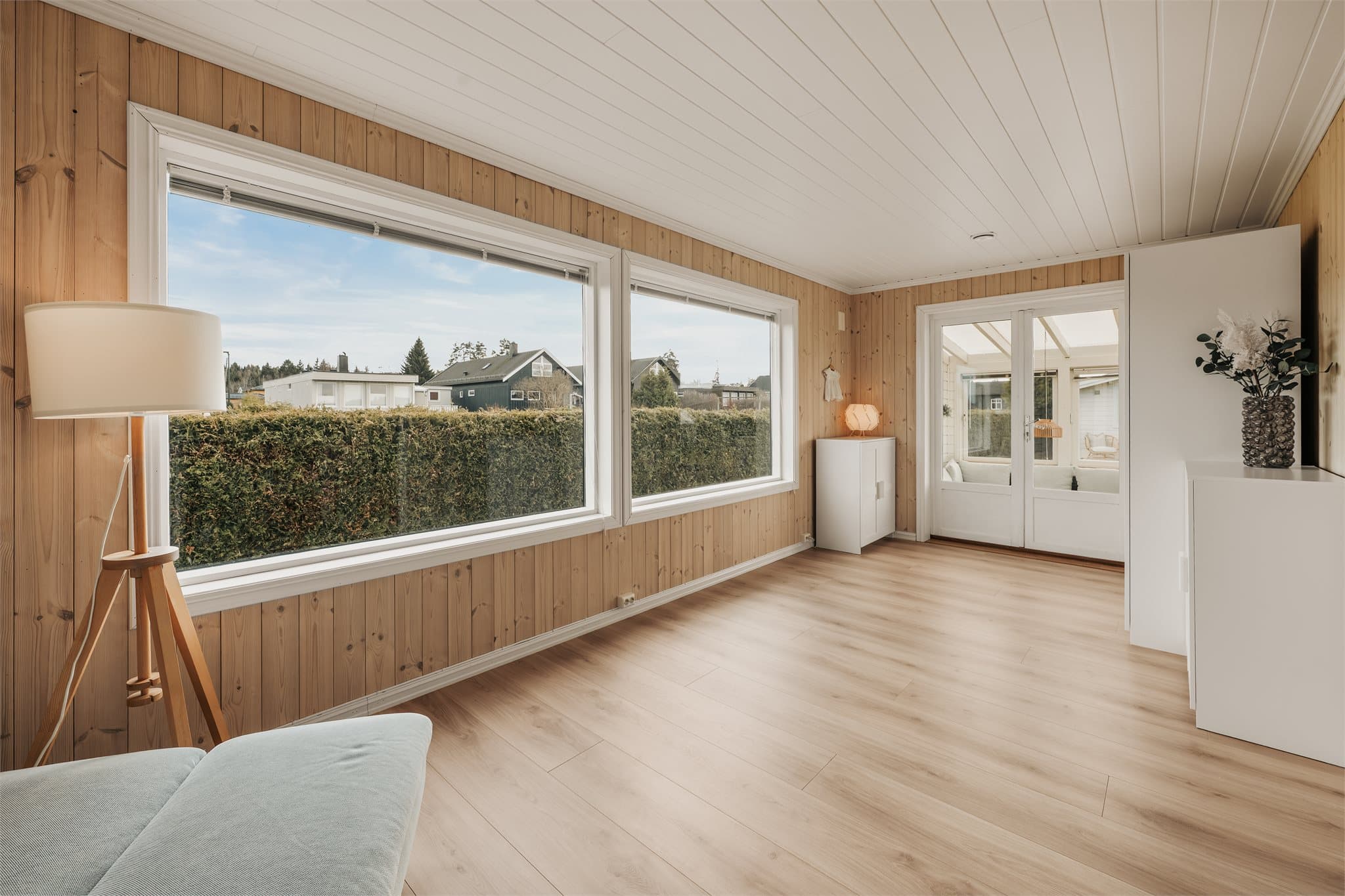 Fra den andre stuen kan man trekke ut på terrassen.