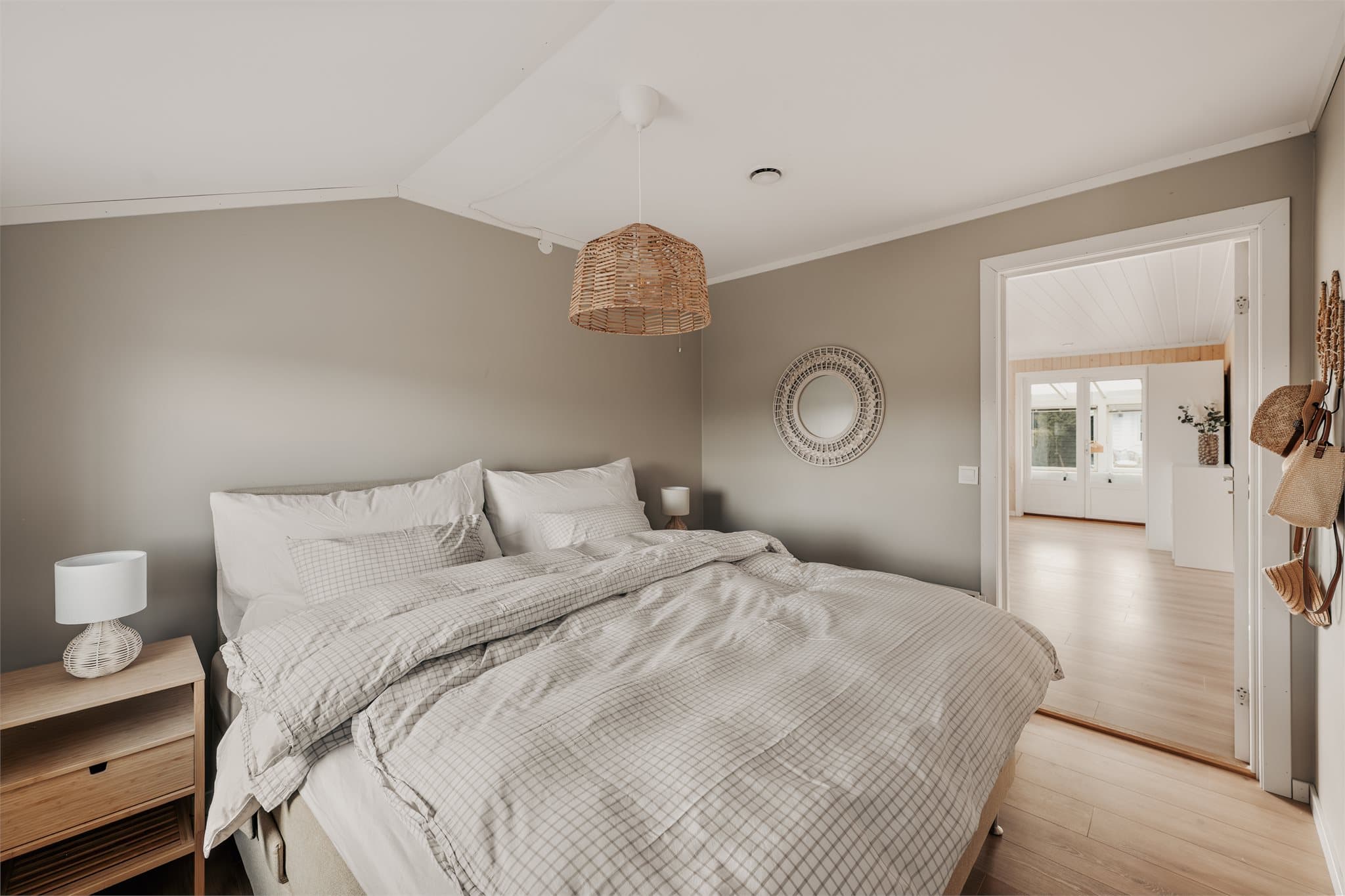 Hovedsoverommet er lyst og pent, med plass til en komfortabel dobbeltseng og tilhørende møblement.