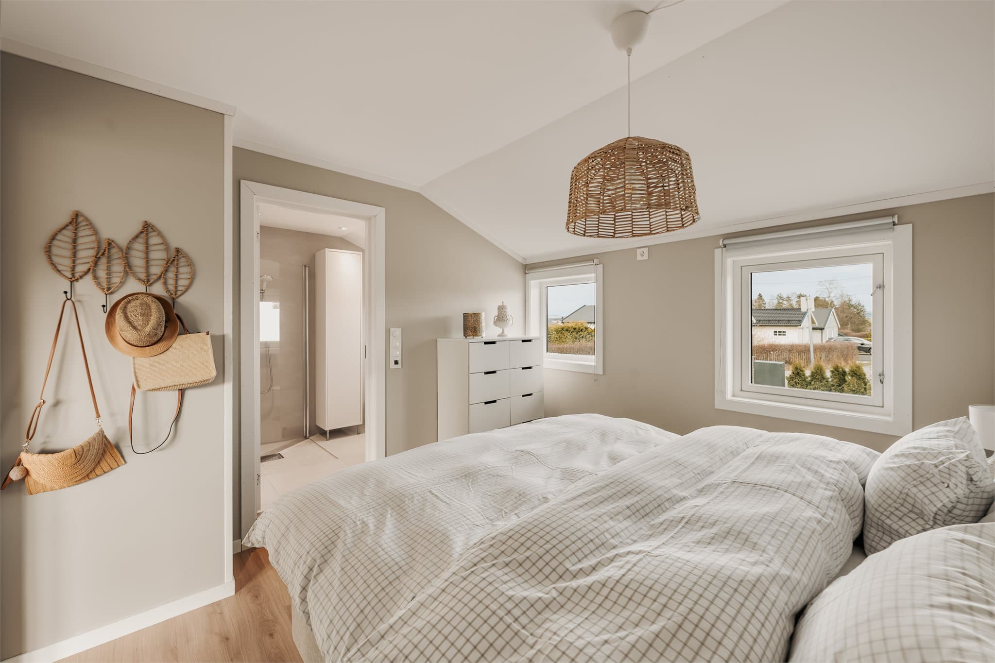 Fra hovedsoverommet har man direkte tilknytning til badet.