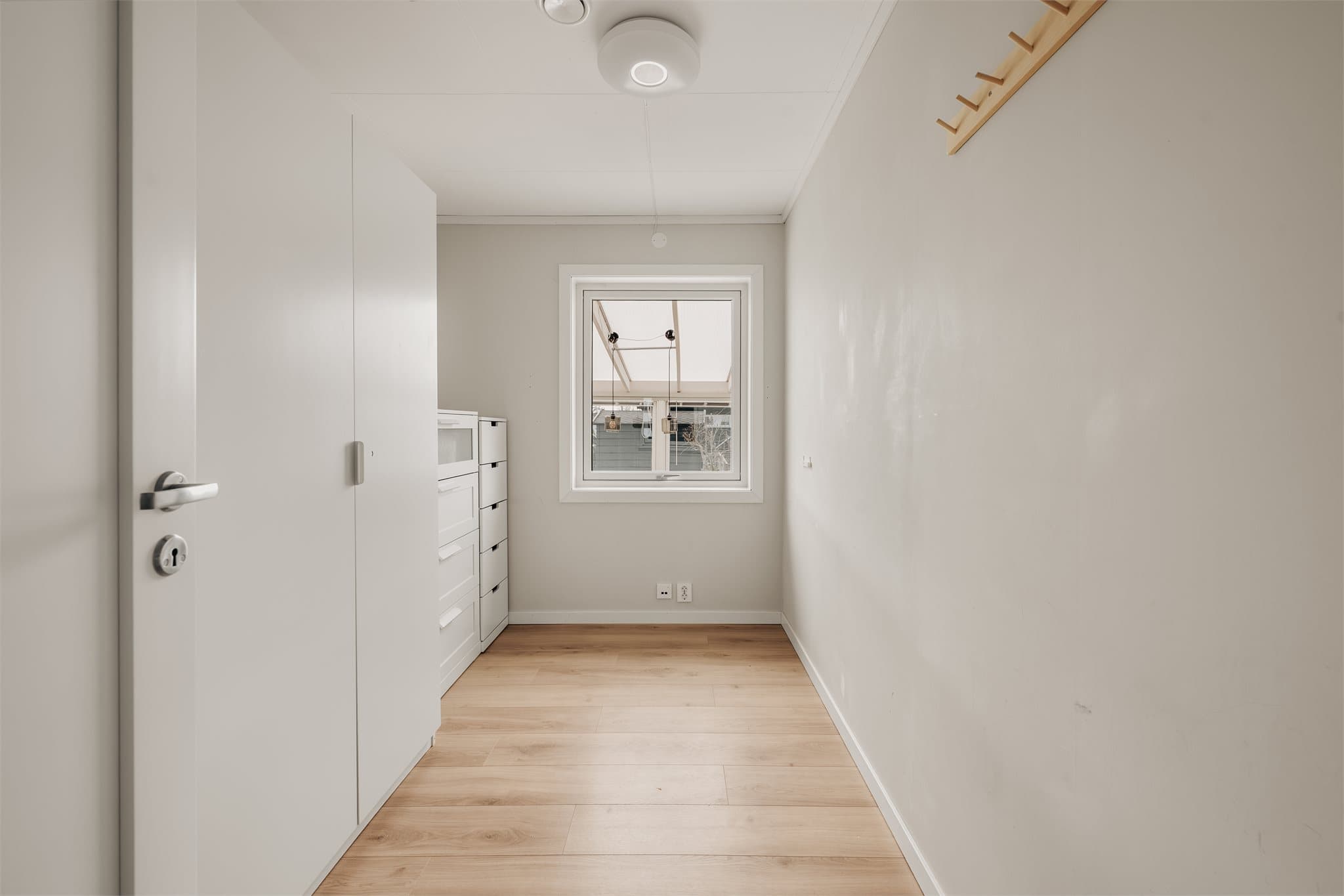 Soverom 4 benyttes i dag til oppbevaring. Rommet kan fint benyttes som gjesterom eller kontor om ønskelig.