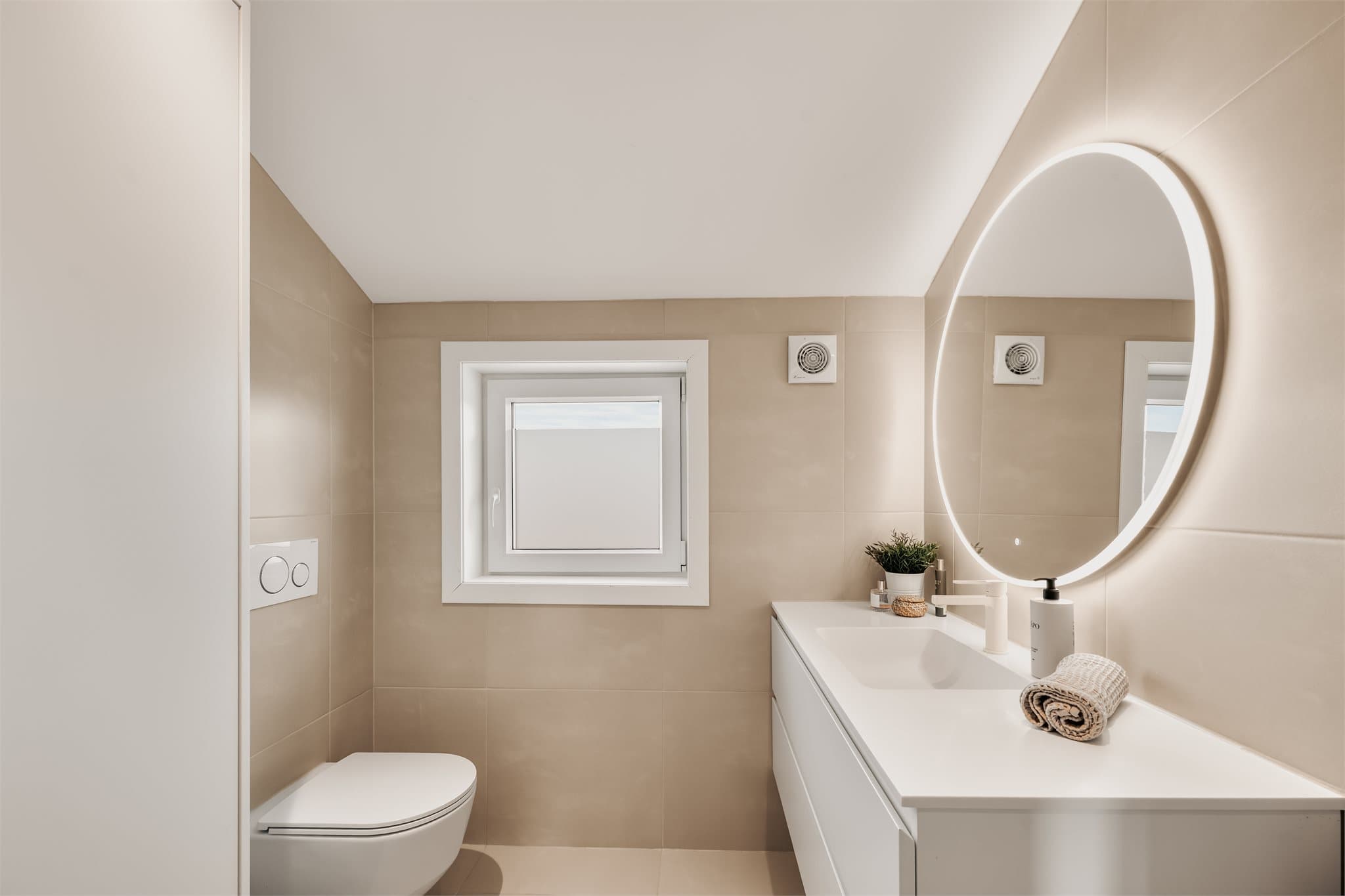 Innredningen består av dusjhjørne, klosett, servant og speil med belysning.