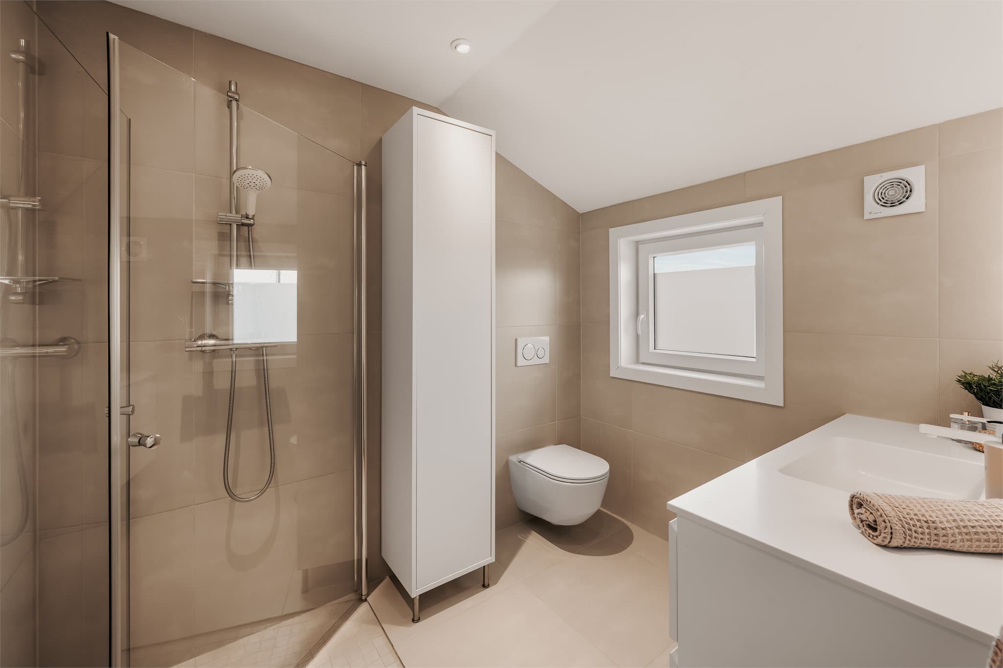 Stilrent baderom pusset opp i 2020 med store, lekre fliser.