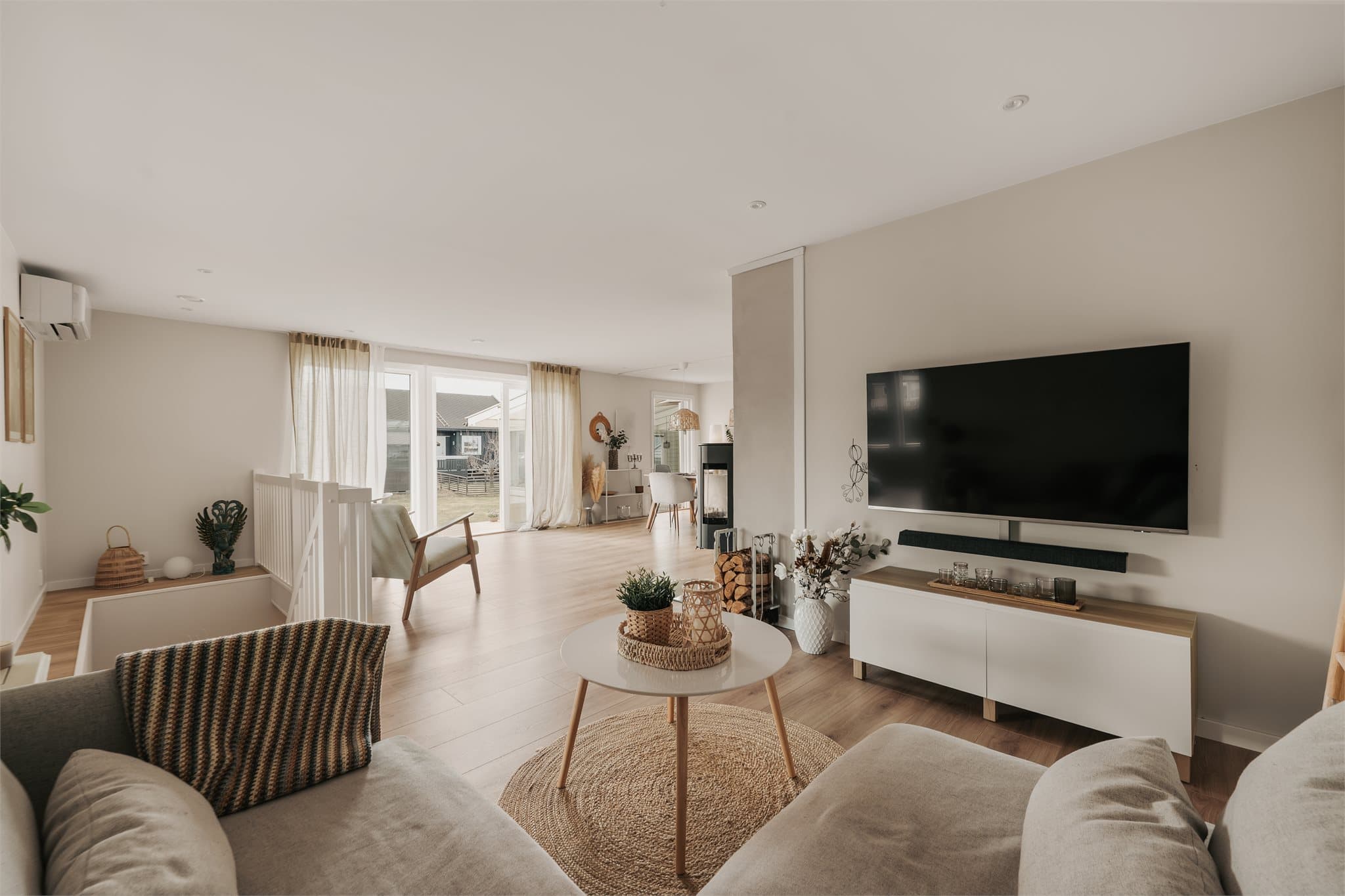 Boligen har to stuer i 1.etasje og en i kjelleretasjen.