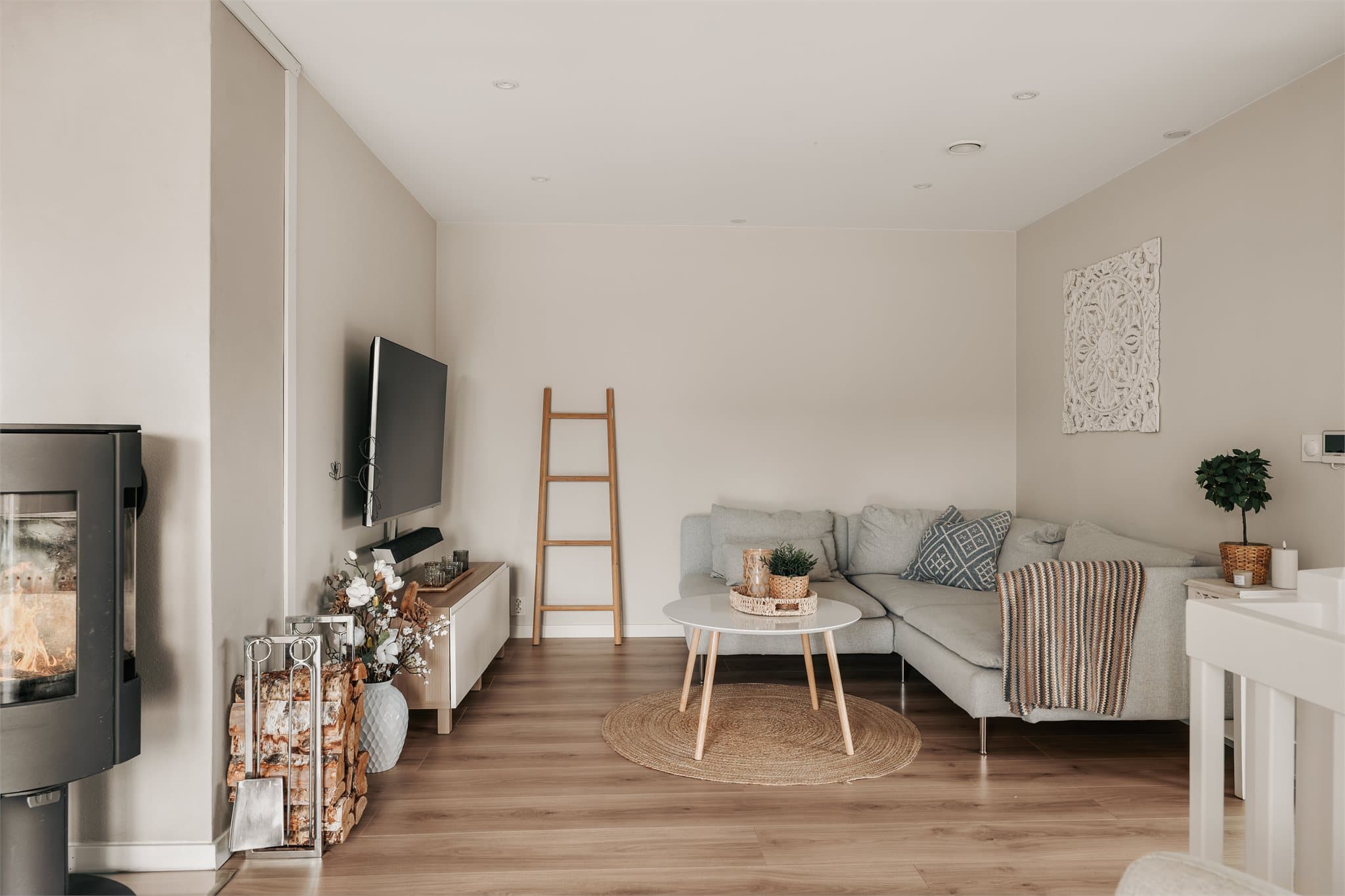 Ved stuen er det peisovn som varmer godt på kaldere dager. Det ble montert balansert ventilasjon i 1. etasje i 2023.