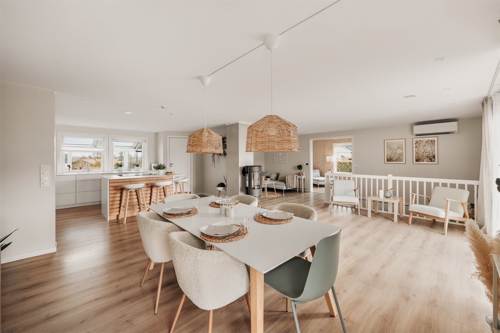 Boligens samlingspunkt er den lyse og luftige stuen.