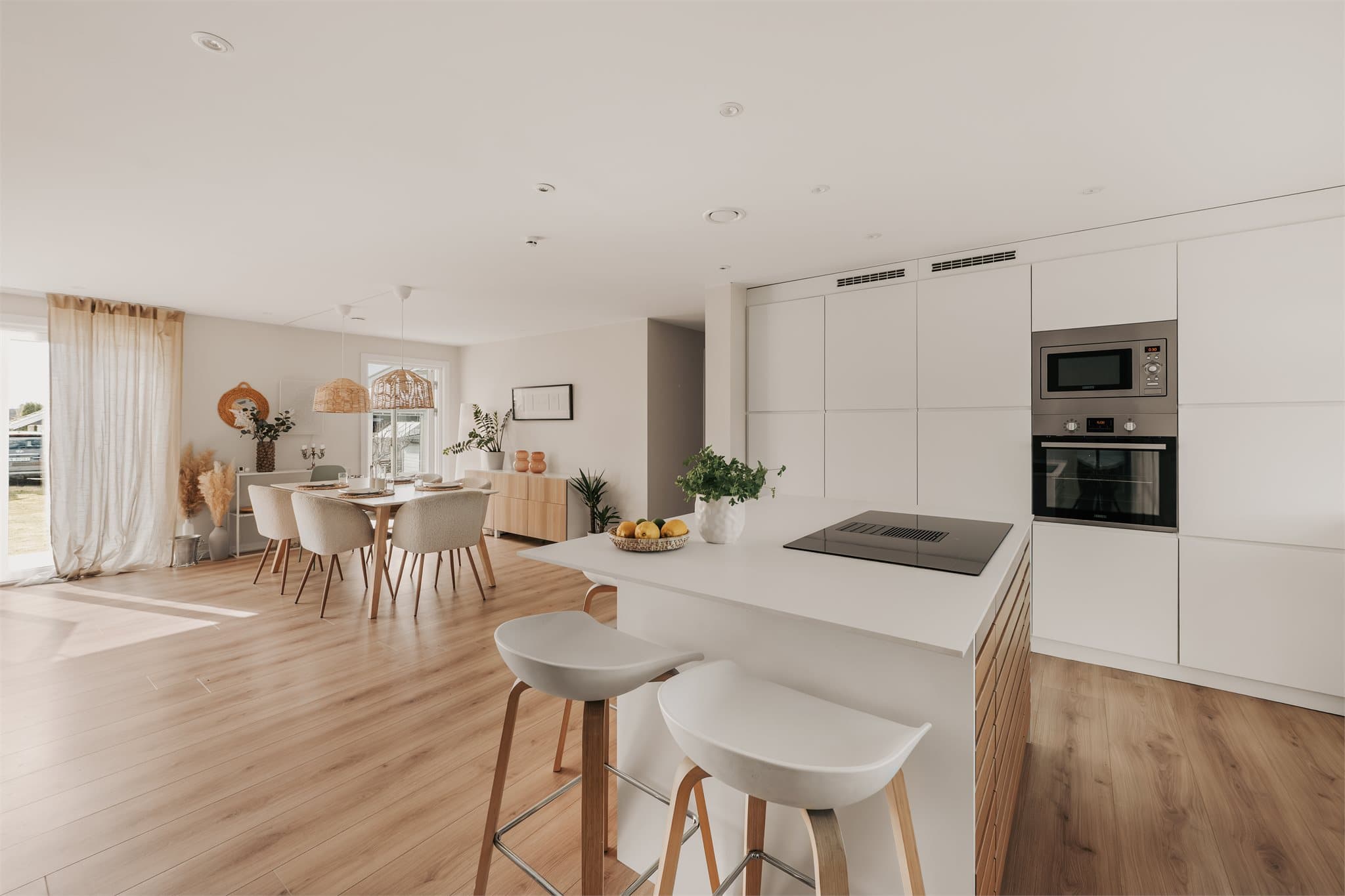 Hele 1.etasje ble totalrenovert i 2020 og fremstår svært innbydende. Her kan man flytte rett inn!