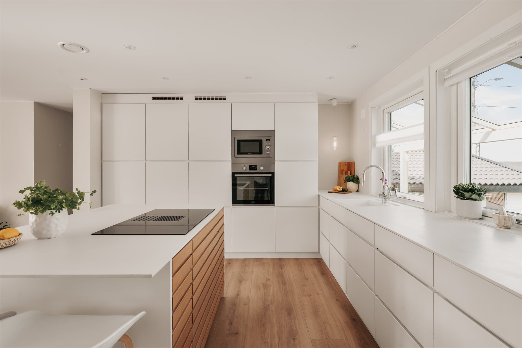 Delikat kjøkken fra Kvik med integrerte hvitevarer.