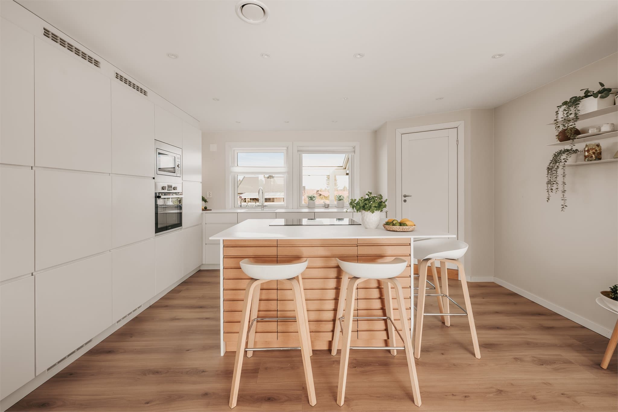 Integrerte hvitevarer består av platetopp, stekeovn, micro, oppvaskmaskin og kjøleskap/frys.