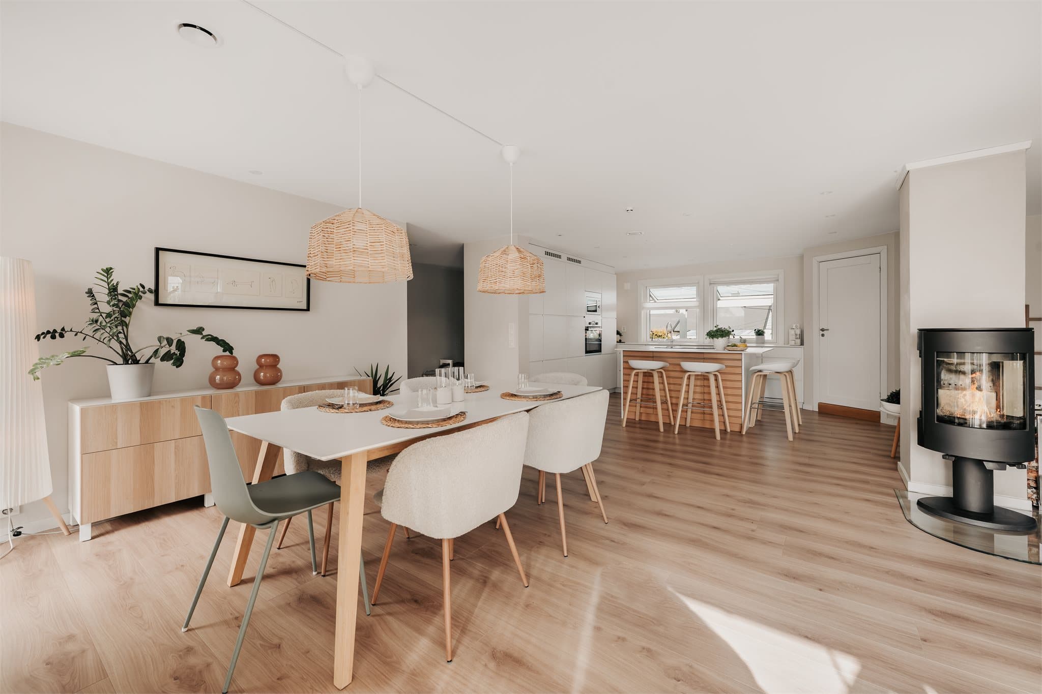 Den romslige spisestuen ligger i tilknytning til både stuen og kjøkkenet, perfekt for å invitere venner og familie til et bedre måltid.