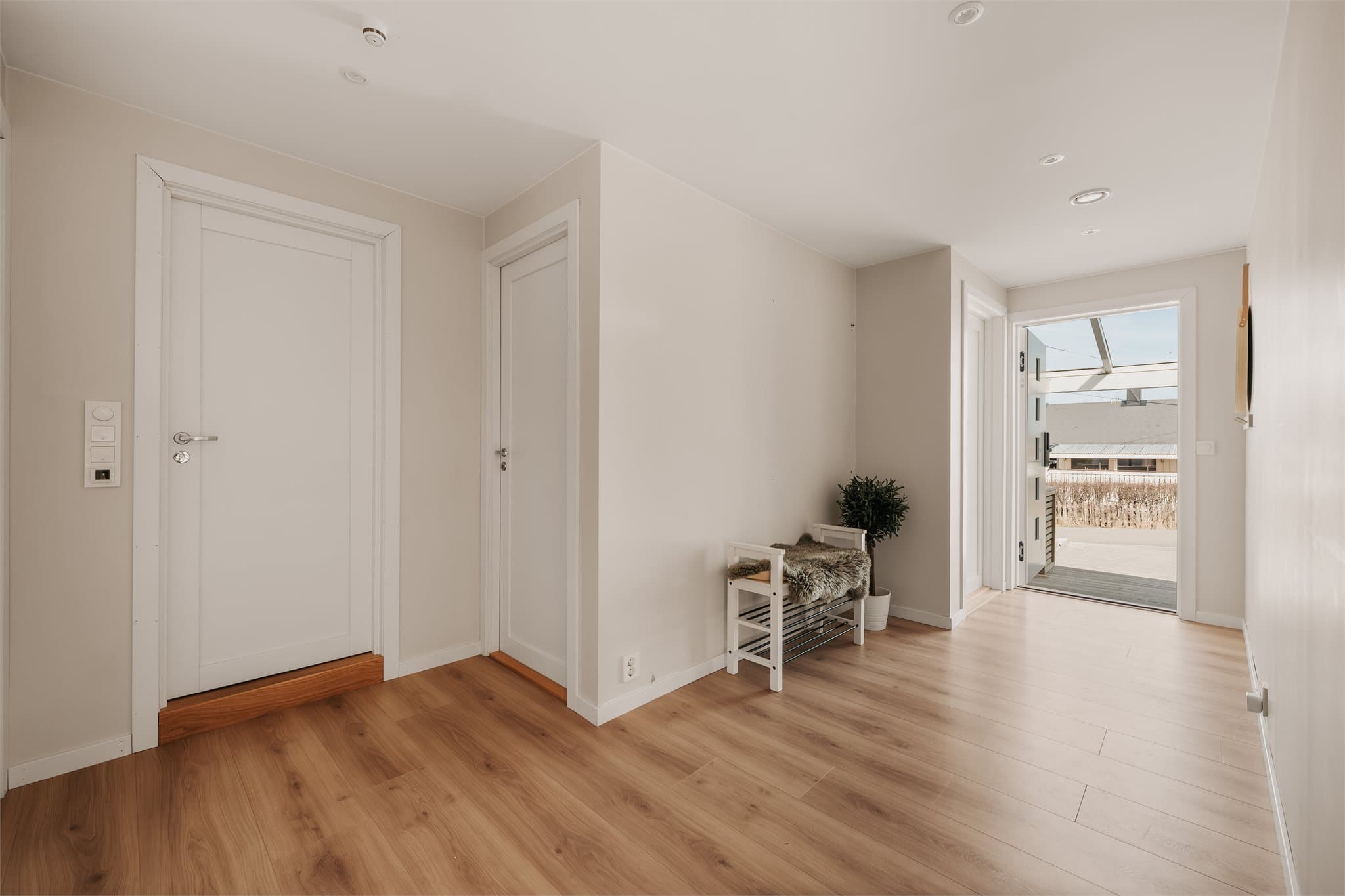 Innbydende og romslig entre. Ved entreen finner man tre soverom og ett bad.