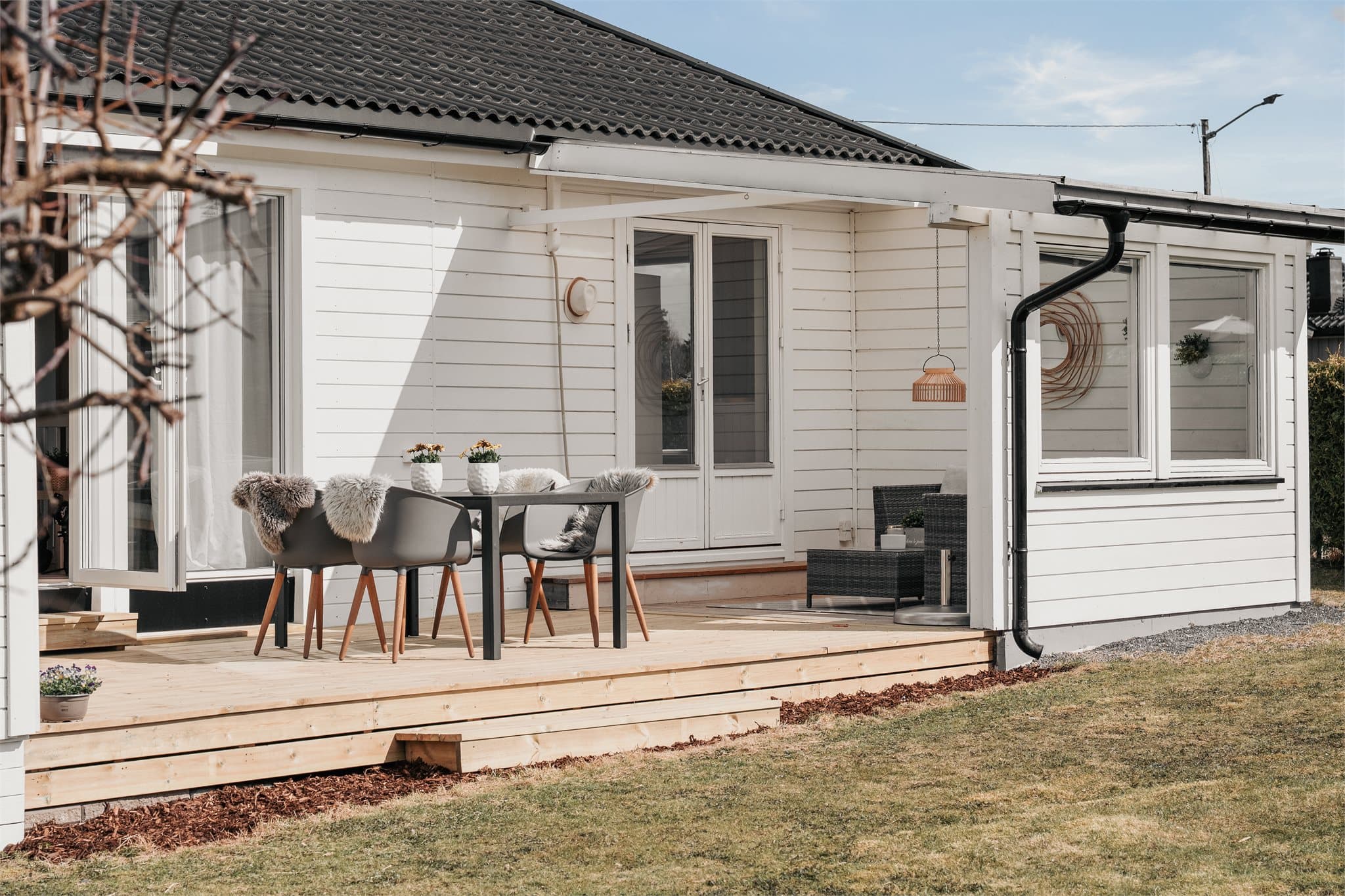 Fra stuen kan man trekke ut på terrassen og ut i den solrike hagen.