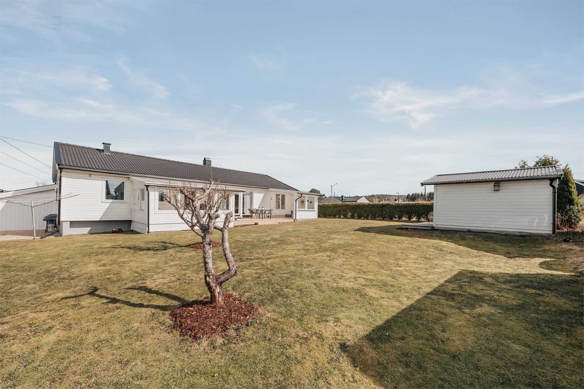 Stor tomt på 863,1 m². Tomten er opparbeidet med plen og beplantning, fremstår som oversiktlig og lettstelt.