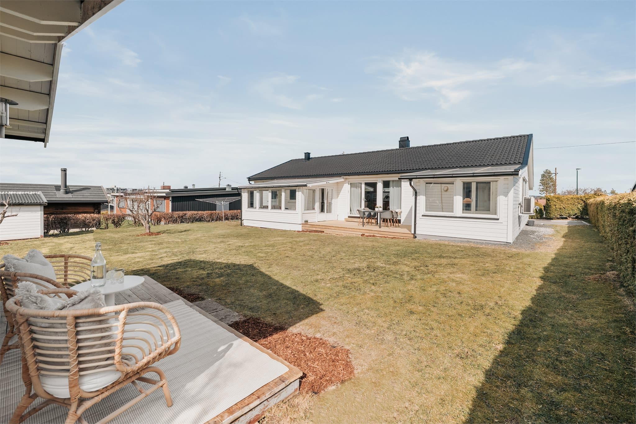 Boligen har flere fine uteplasser, ideell for både avslapning og lek for barna.