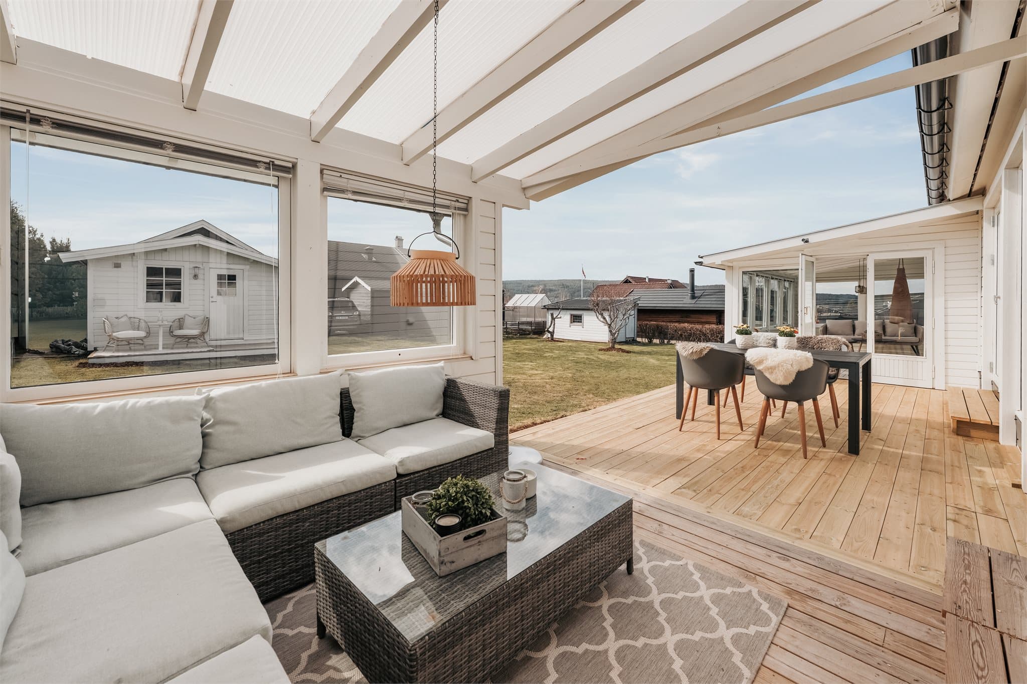 Her er det god plass til flere sittegrupper og grill. Et perfekt samlingspunkt om sommeren!