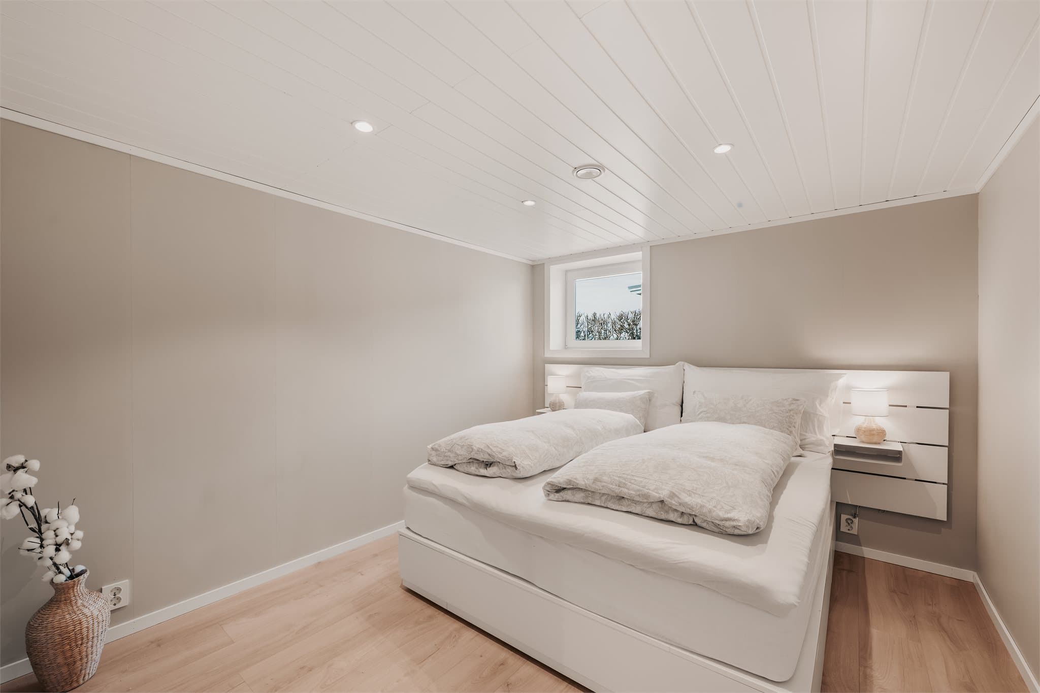 Soverom 5 - Romslig soverom med god plass til dobbeltseng og garderobeskap.