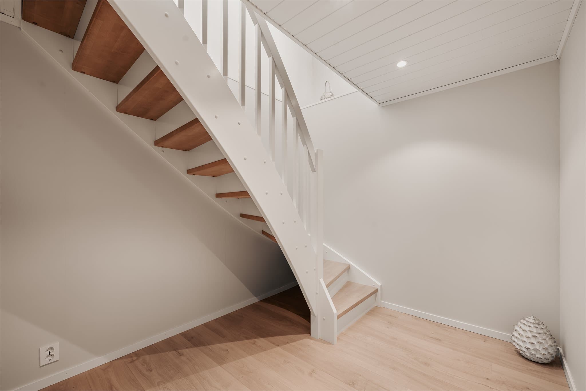 Kjelleretasjen består av to soverom, tv-stue, bod og teknisk rom.